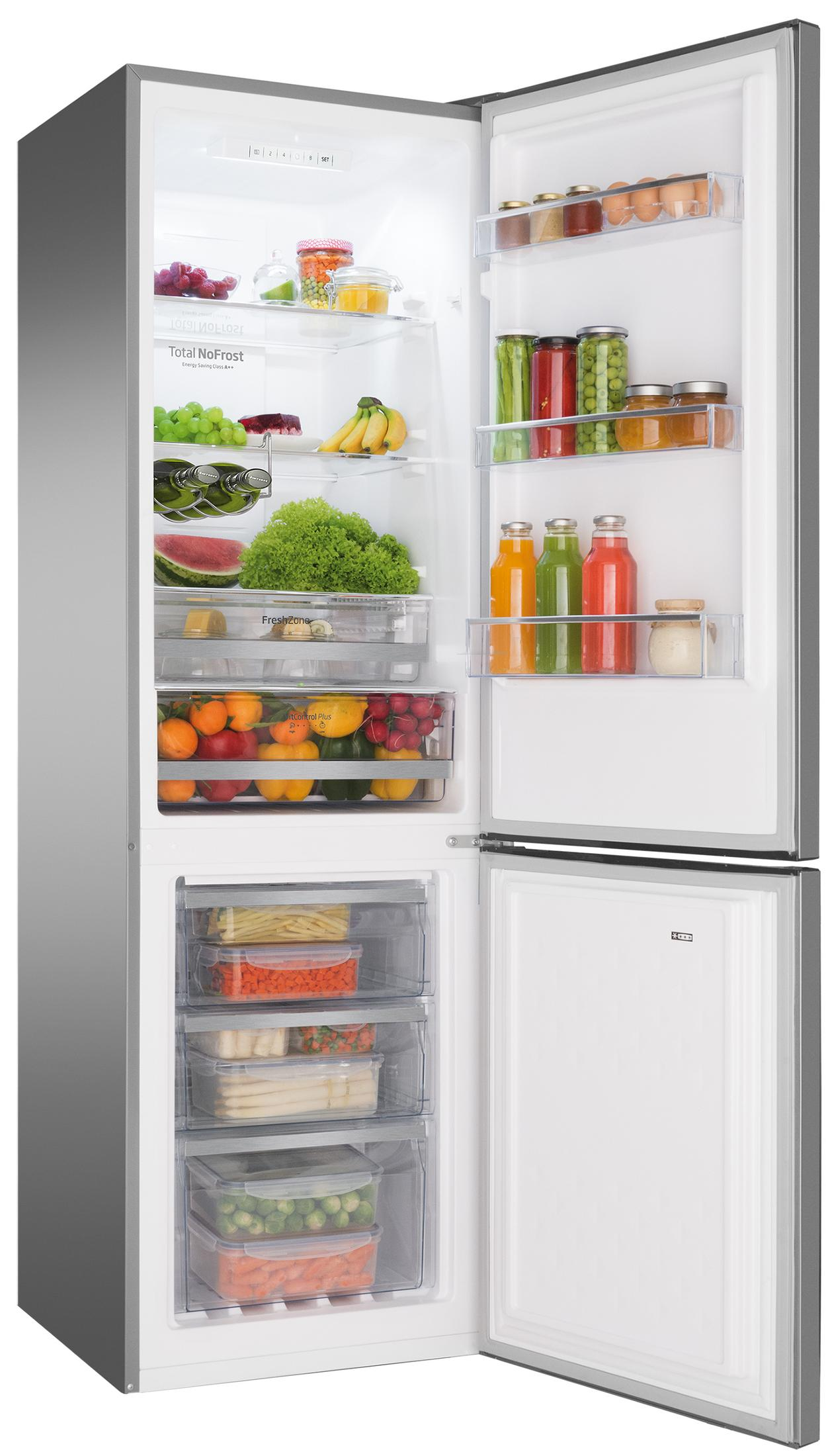 Geöffneter Kühlschrank mit Regalen voller Lebensmittel, darunter Obst, Gemüse und Einmachgläser.