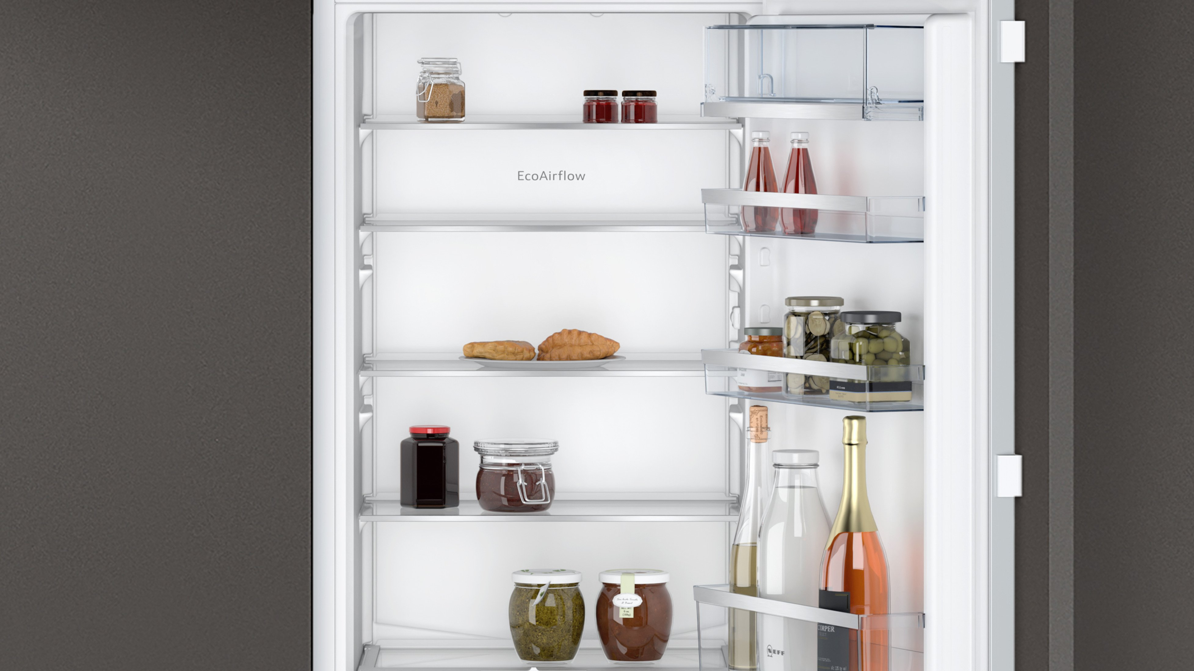 Kühlschrank-Innenraum mit Regalen, die Gläser, Flaschen und Lebensmittel enthalten.