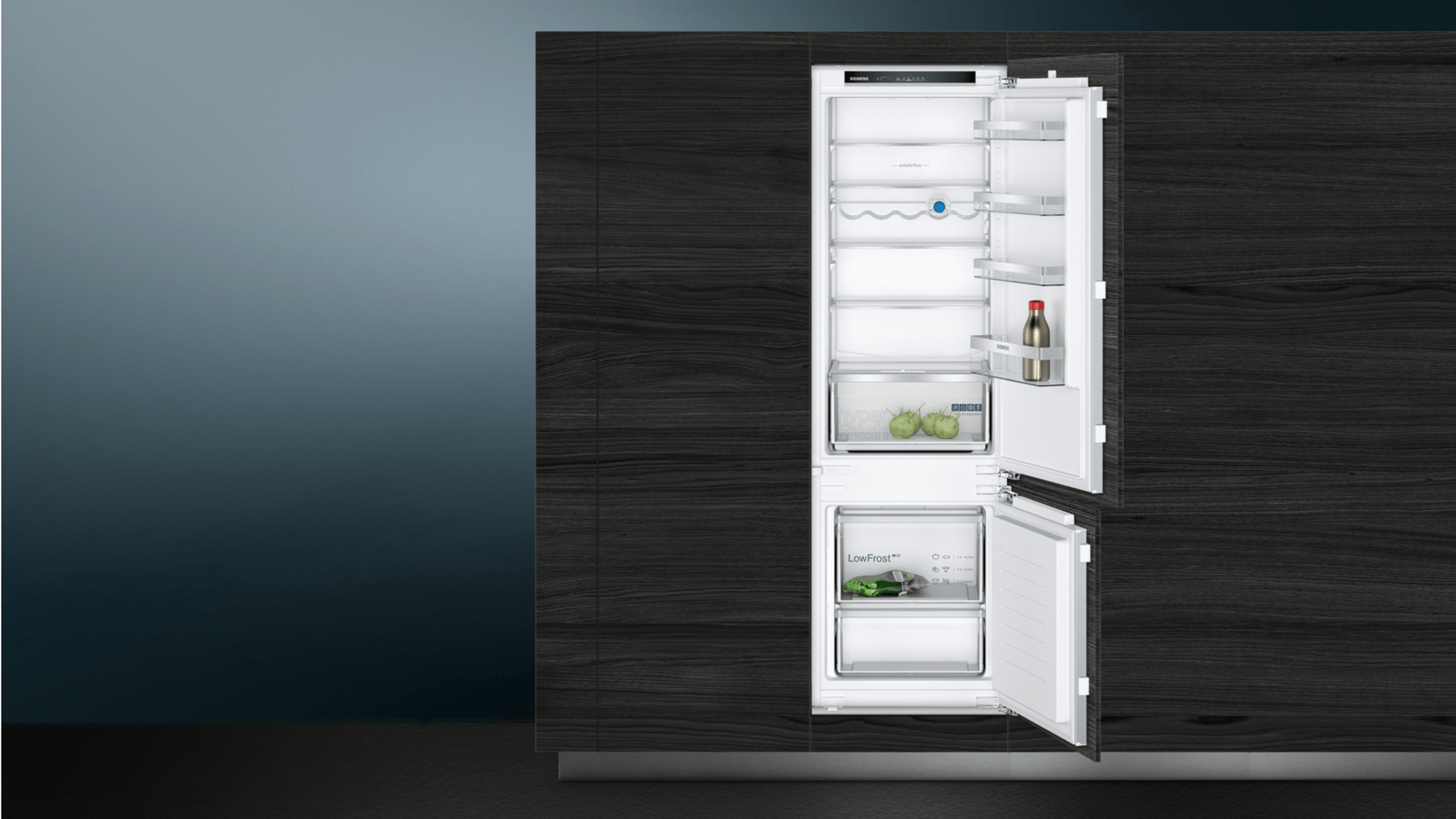 Un frigorifero moderno con porte aperte, rivela ripiani e scomparti. Sfondo cucina.