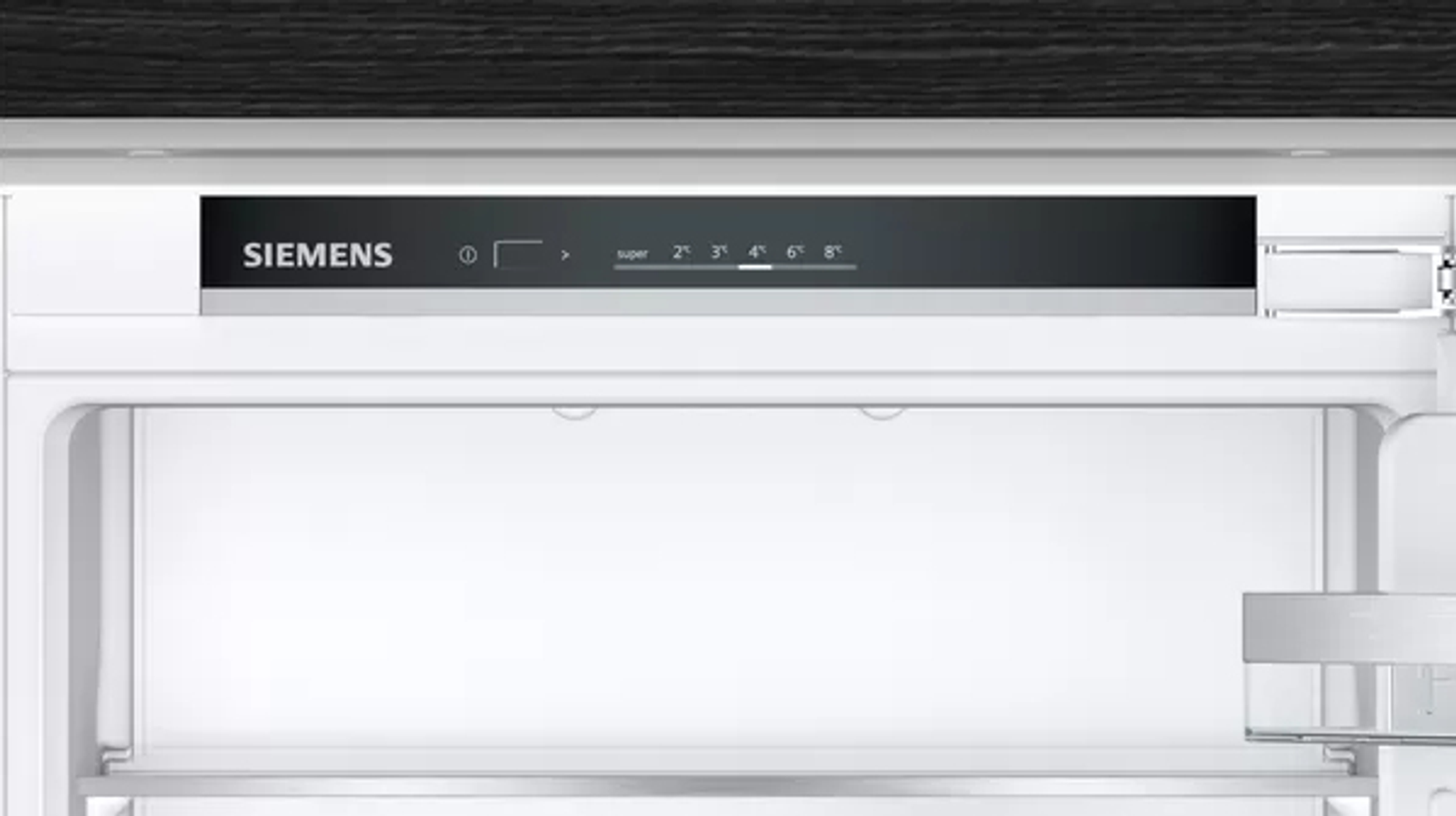 Pannello di controllo del frigorifero. Logo SIEMENS. Display con impostazioni temperatura.