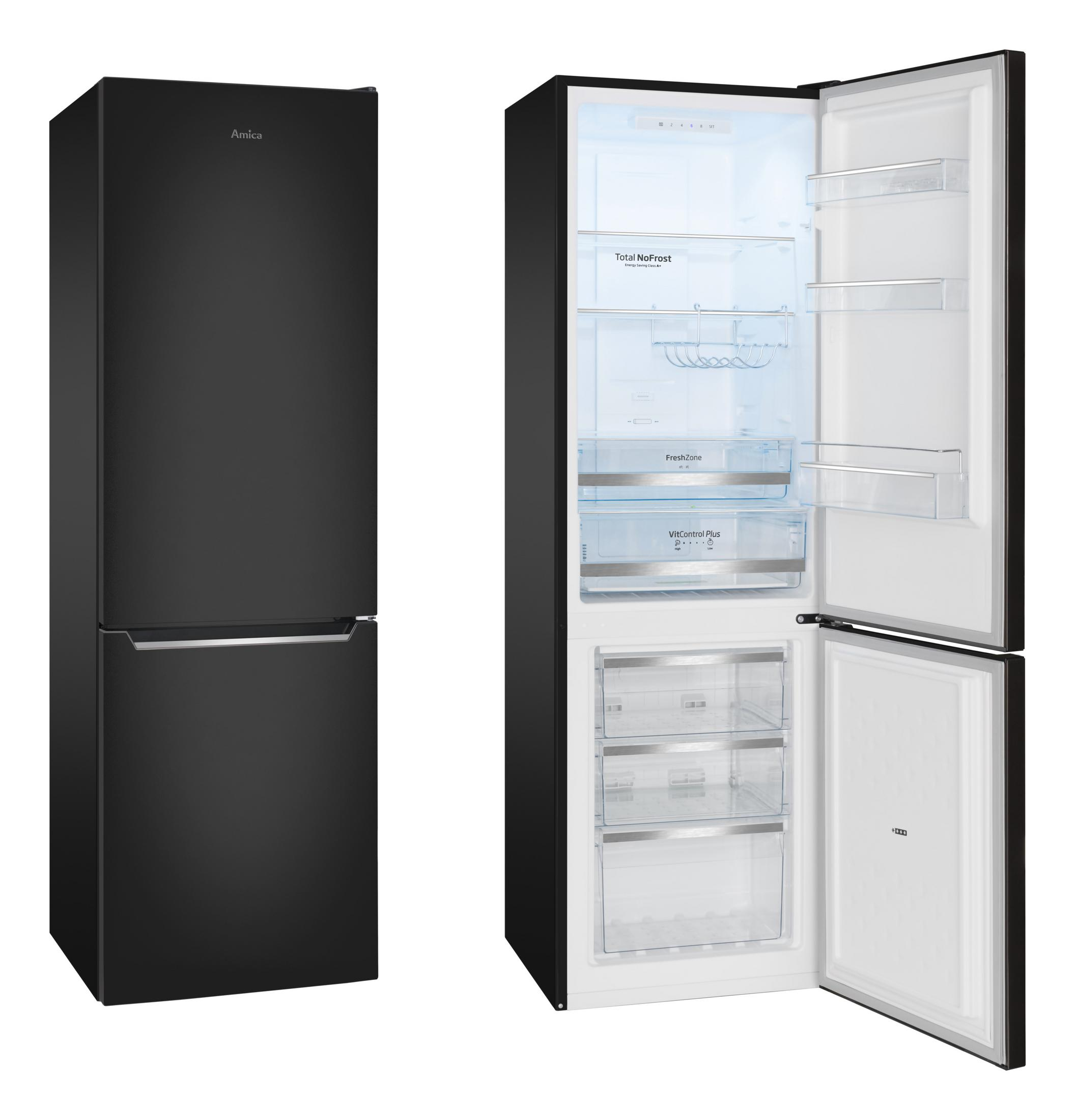 Ein schwarzer Amica-Kühlschrank mit offener Tür. Innere Regale und Schubladen sind sichtbar.