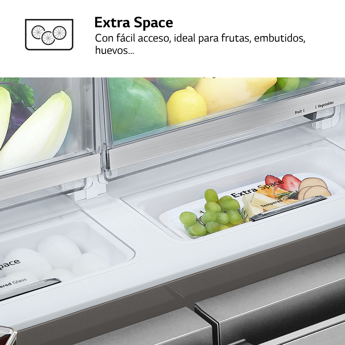 Dettaglio interno del frigorifero. Frutta e formaggio visibili in un cassetto con etichetta 'Extra Space'.