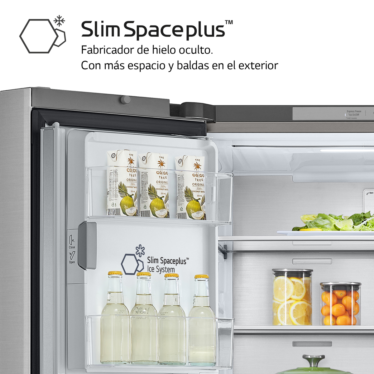 Interno frigorifero con ripiani, bevande e verdure. Marchio 'Slim Spaceplus' visibile.