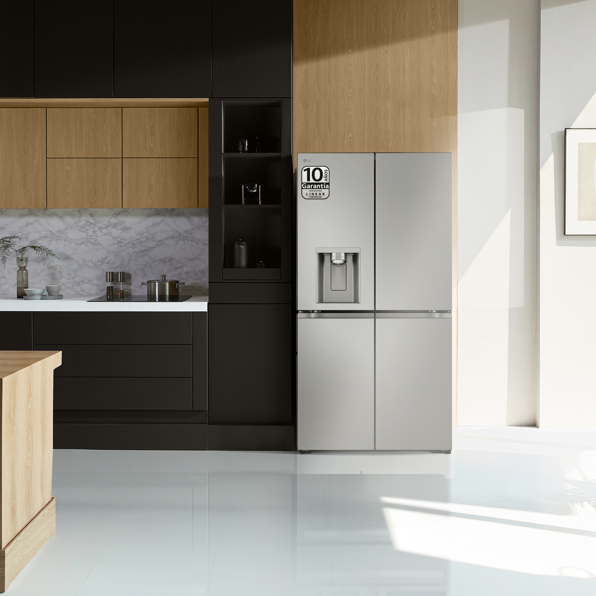Frigorifero moderno in acciaio inossidabile in un ambiente cucina, con mobili in legno.