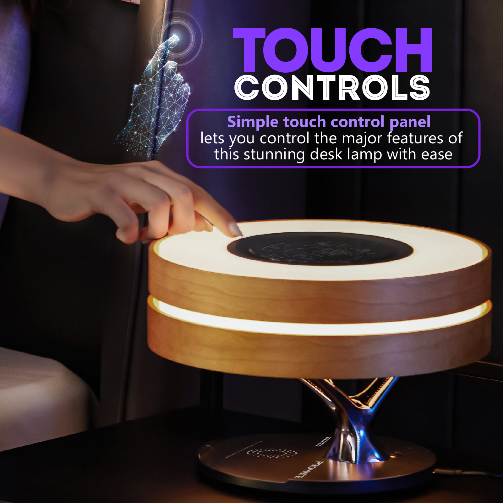 Lámpara de mesa moderna con controles táctiles. Diseño de madera y plata. Una mano toca la parte superior.