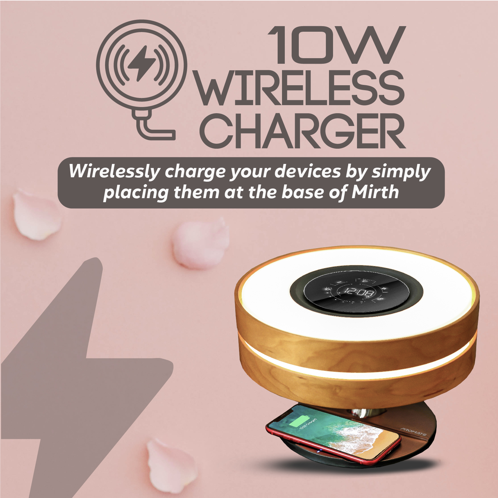 Un cargador inalámbrico con un teléfono encima. Es de madera y tiene una pantalla de reloj. Fondo rosa.