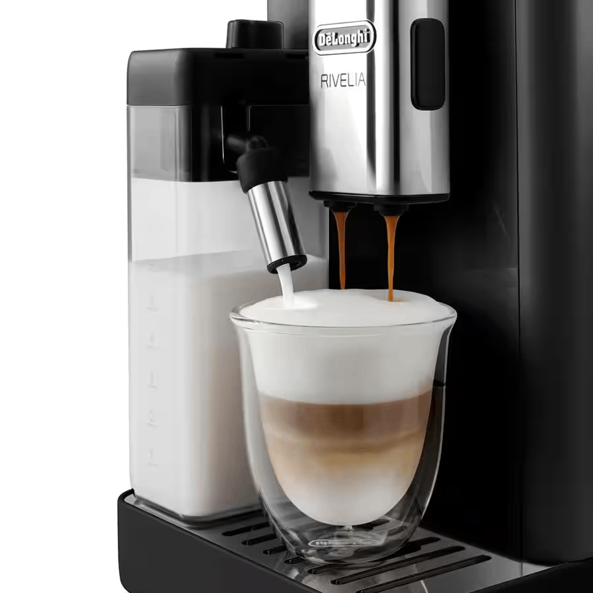 Macchina per caffè che eroga caffè e latte. Latte schiumoso in un bicchiere con caffè a strati.