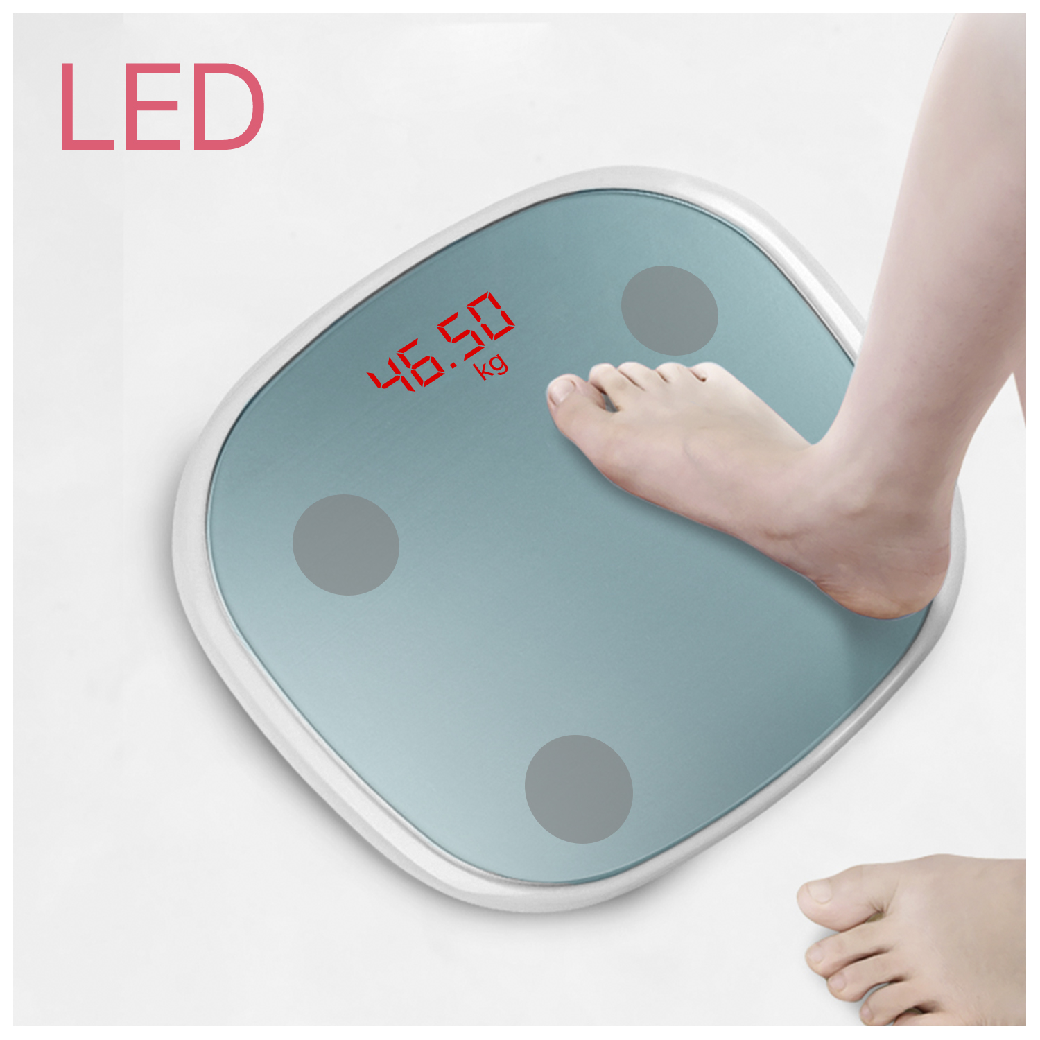 Piede su una bilancia digitale, che mostra 46,50 kg. Segno LED e sfondo bianco.