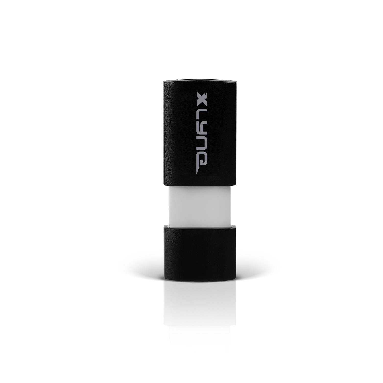 Chiavetta USB nera con centro bianco e logo xlyne.