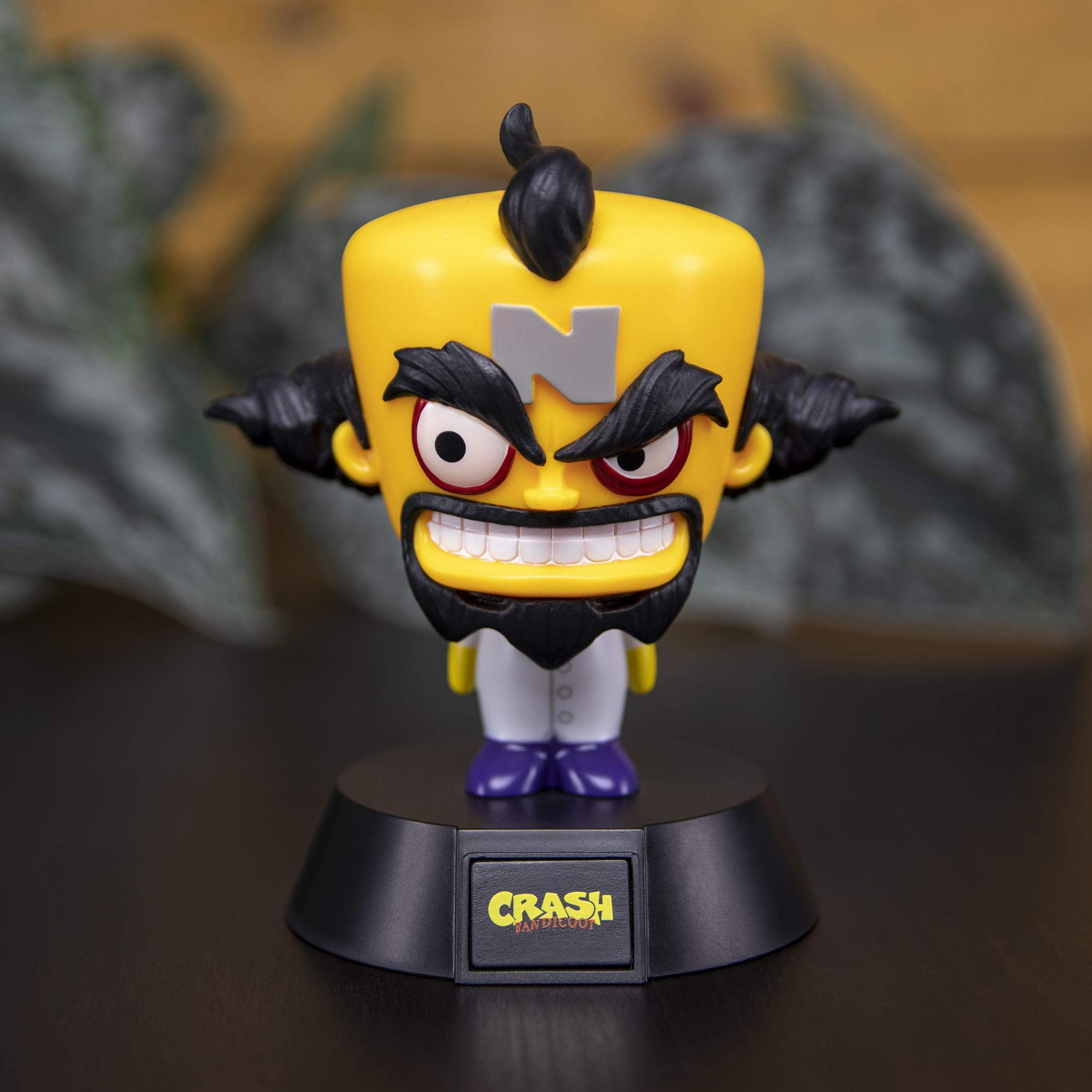 Crash Bandicoot-Figur. Gelber Kopf, schwarze Haare, rote Augen, auf schwarzem Sockel.