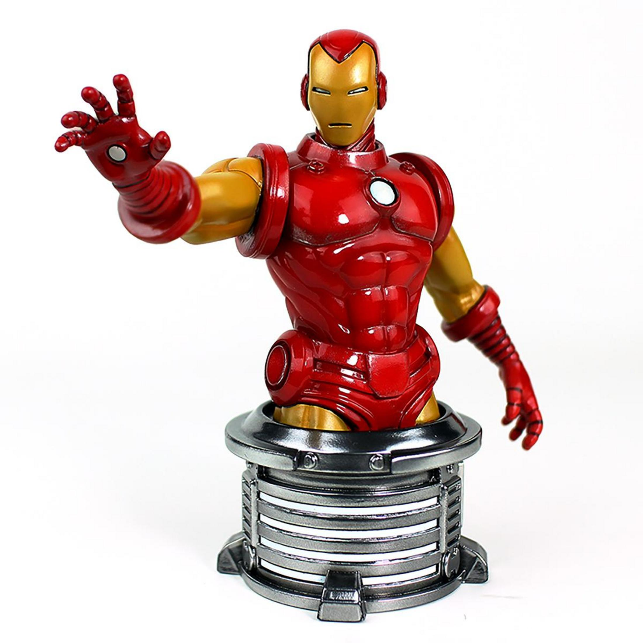 Eine Iron Man Büstenstatue in Rot und Gold, auf silberner Basis, weißer Hintergrund.