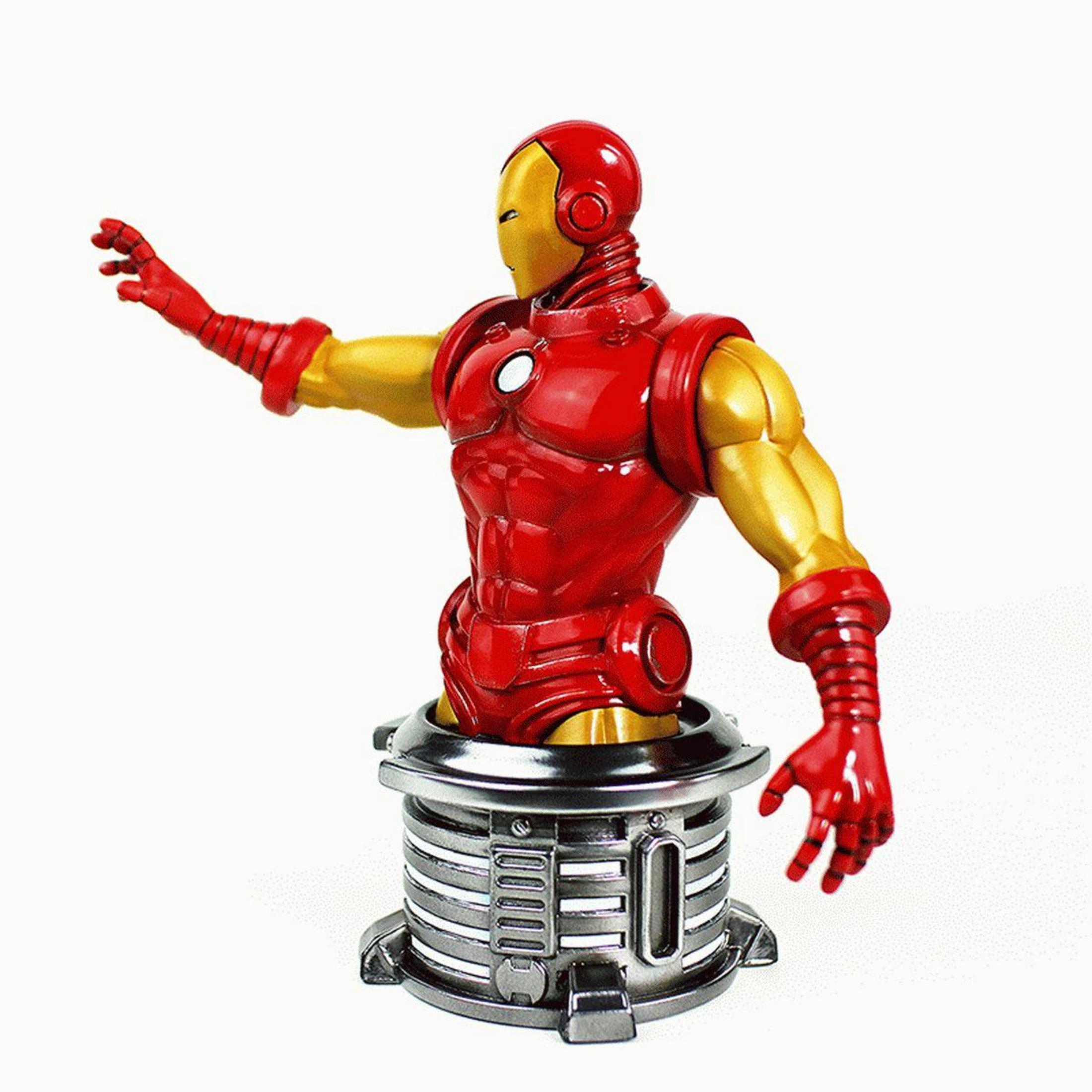 Iron Man Büstenstatue, rot und gold, auf silberner Basis, Arme ausgestreckt.