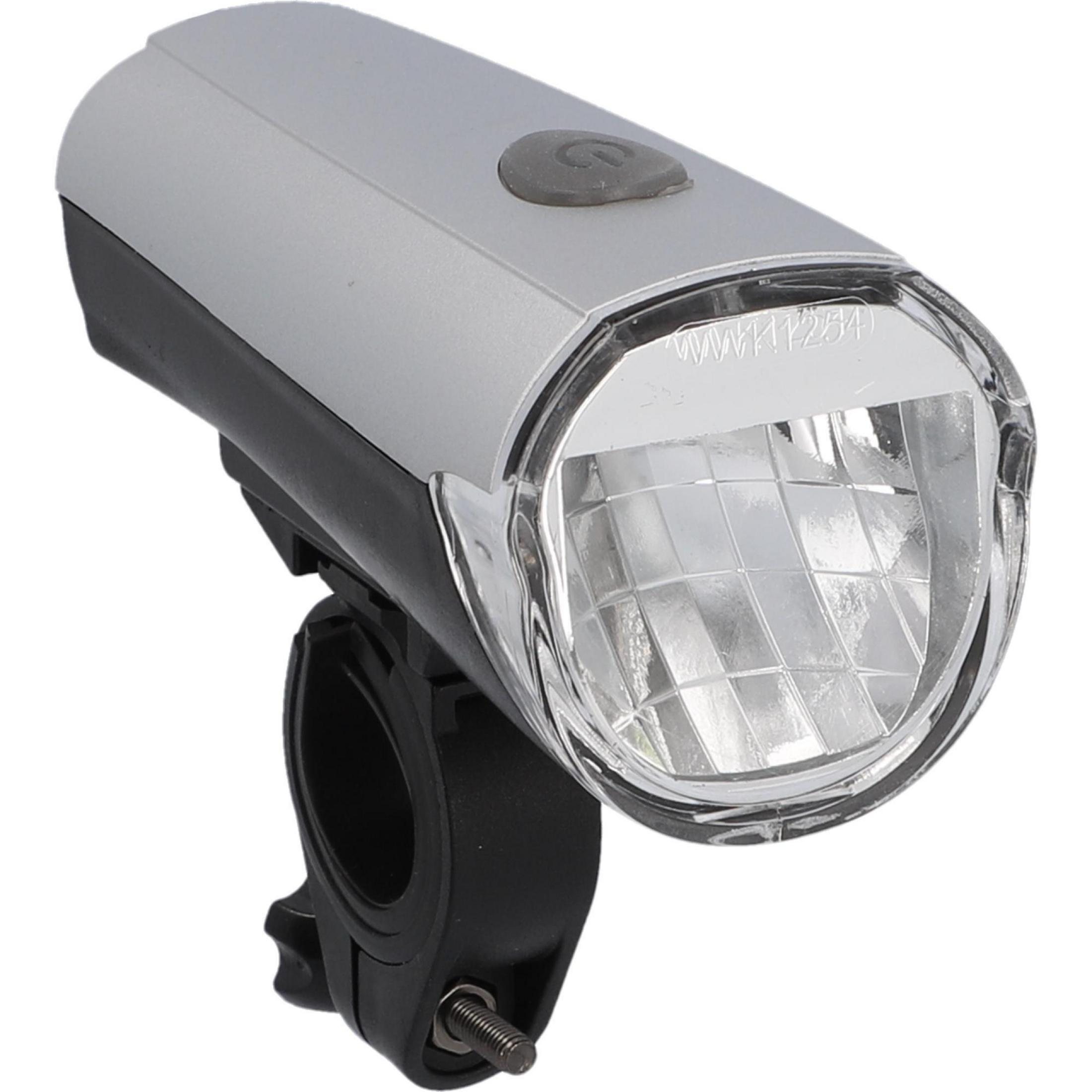 Srebrny reflektor rowerowy z czarnym mocowaniem. Światło jest włączone i świeci.