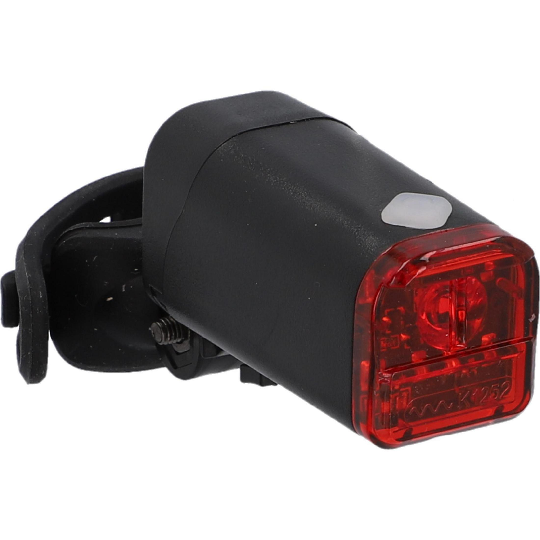 Czarne światło tylne roweru, z czerwoną soczewką i dołączonym wspornikiem montażowym.