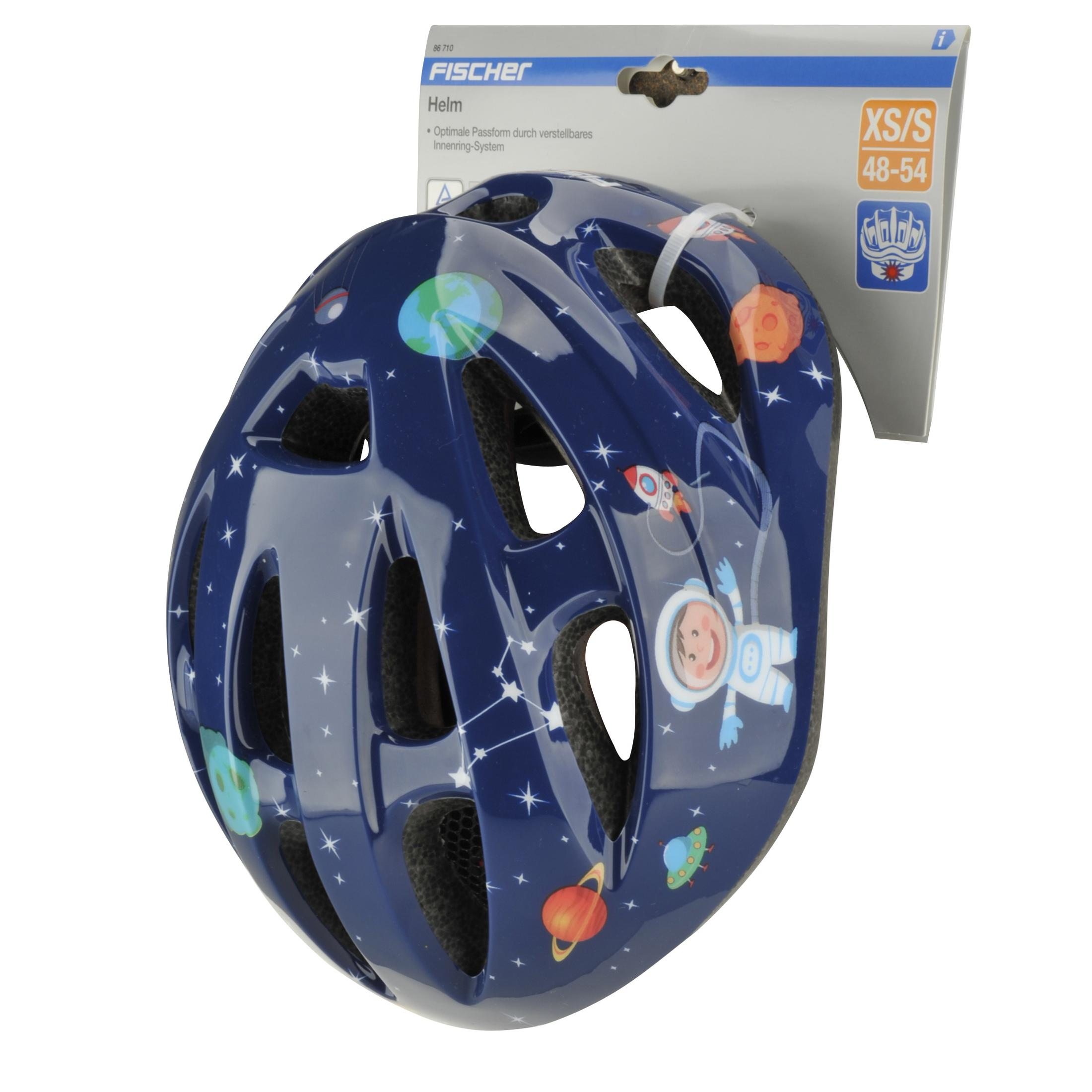 Ein blauer Helm mit Weltraum-Grafiken, mit einem Aufkleber oben.