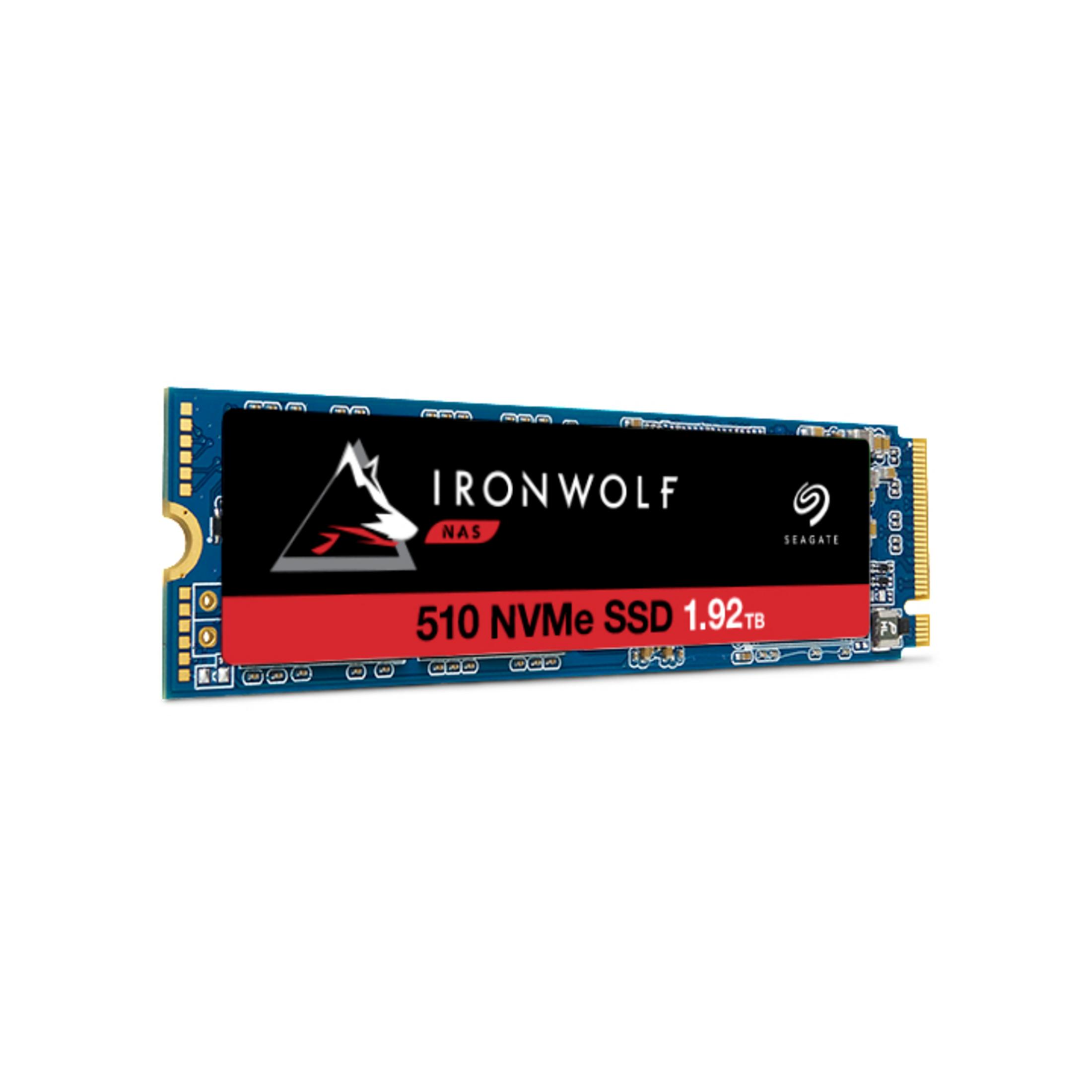 Unità SSD con etichetta Ironwolf NAS, dettagli neri e rossi su sfondo bianco.