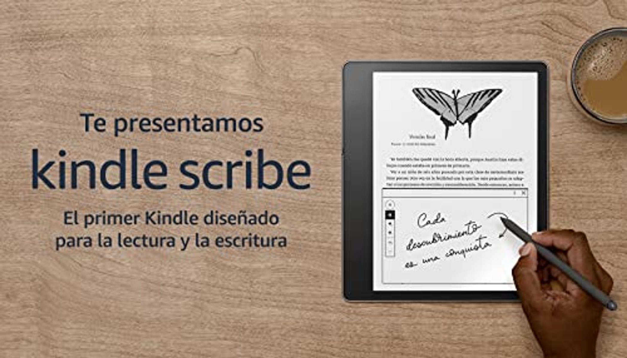 Kindle Scribe na drewnianym stole. Rysik w dłoni. Tekst po hiszpańsku, z obrazem motyla.
