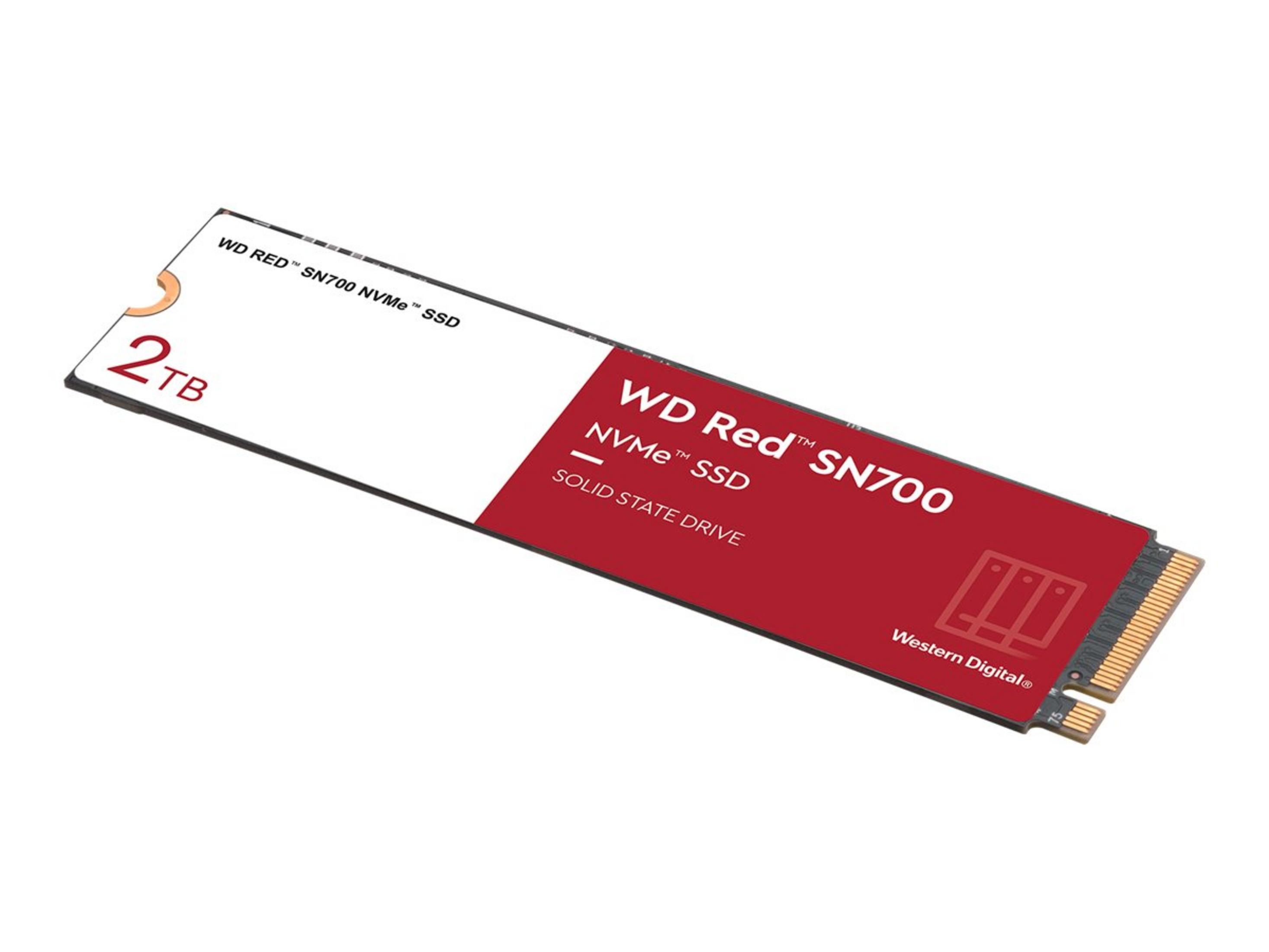 Un SSD WD Red SN700 NVMe con etichetta rossa, capacità da 2 TB e sfondo bianco.