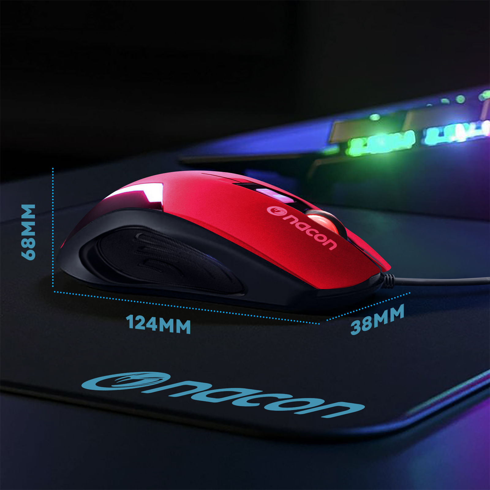 Czerwono-czarna mysz gamingowa na czarnej podkładce z wymiarami.
