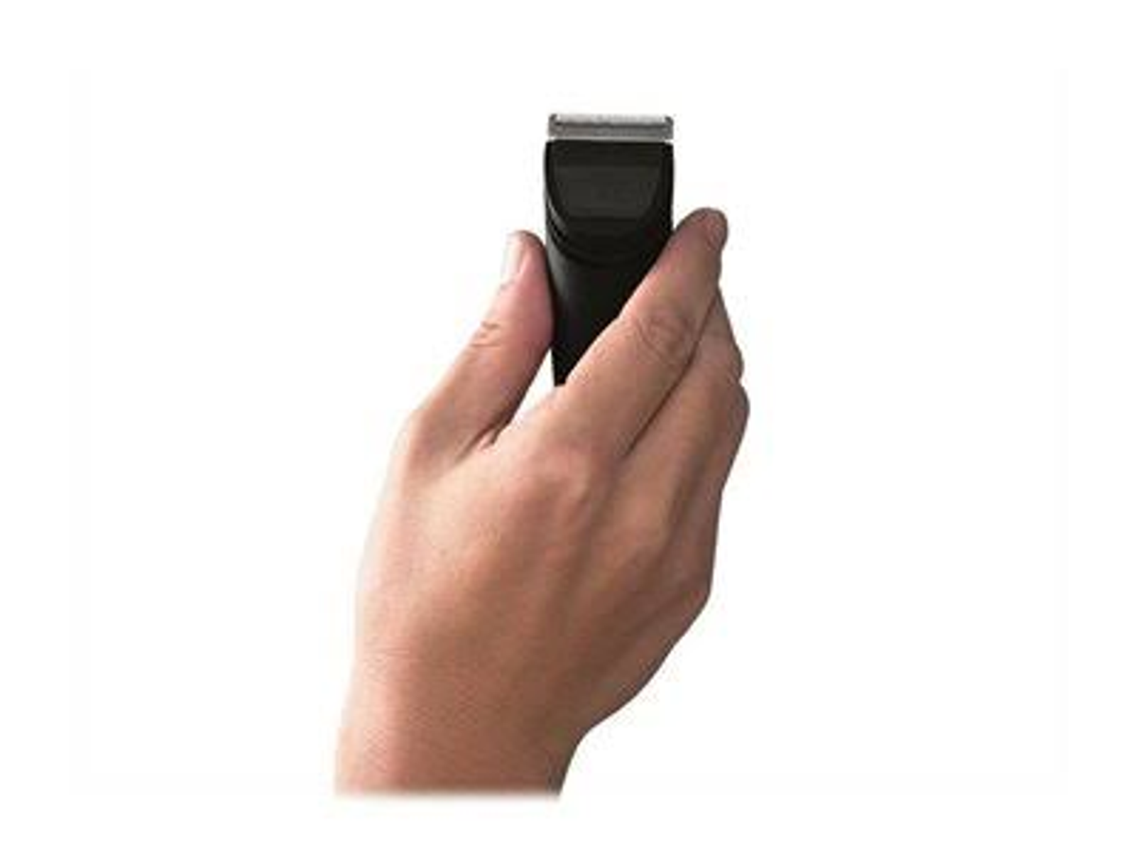 Una mano tiene un trimmer elettrico nero su uno sfondo bianco.