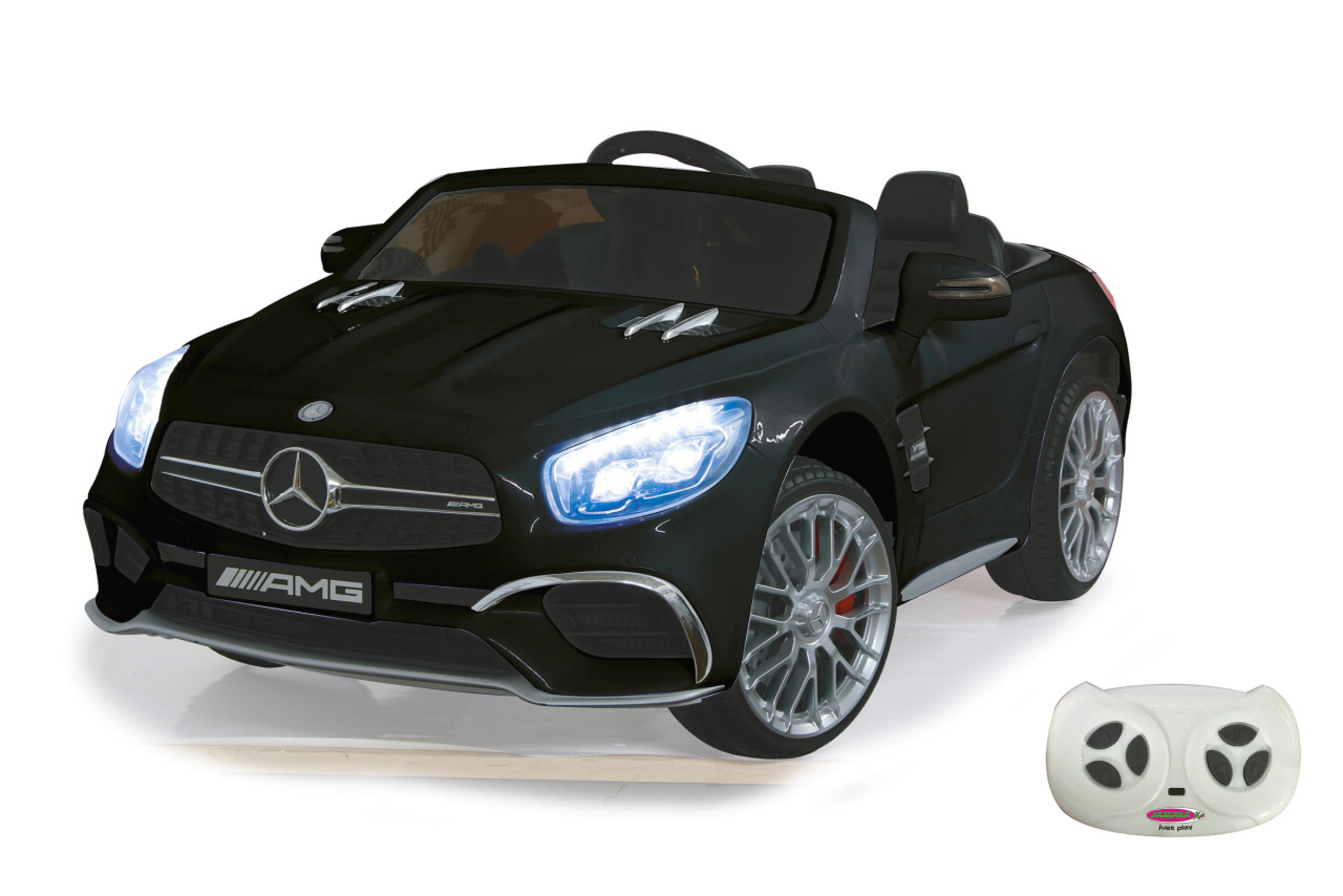 Schwarzes Spielzeug-Mercedes AMG SL-Auto mit eingeschaltetem Scheinwerfer und Fernbedienung, auf weißem Grund.