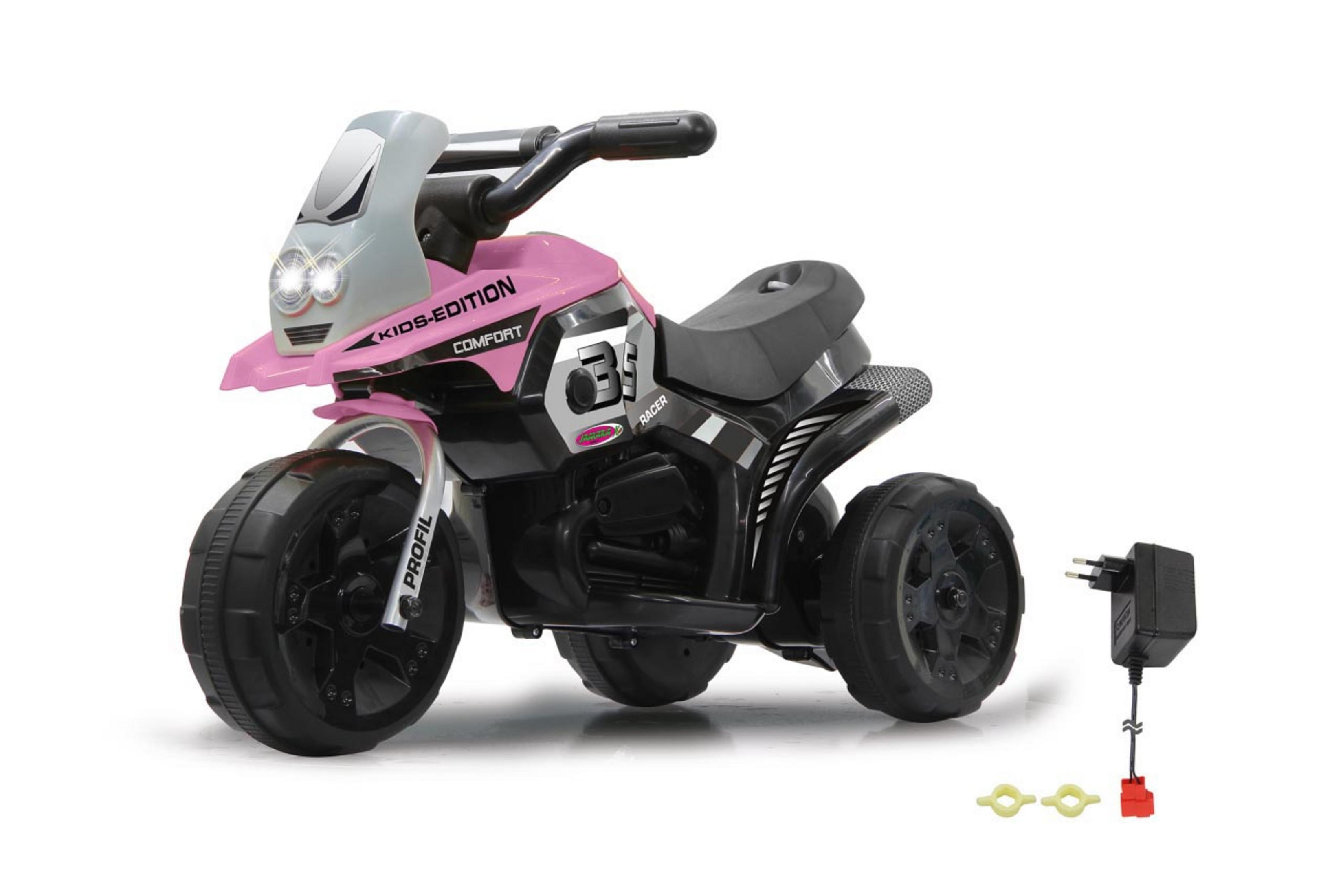 Ein rosa Kindermotorrad-Spielzeug mit schwarzem Rahmen, Rädern und einem Ladeadapter auf weißer Oberfläche.