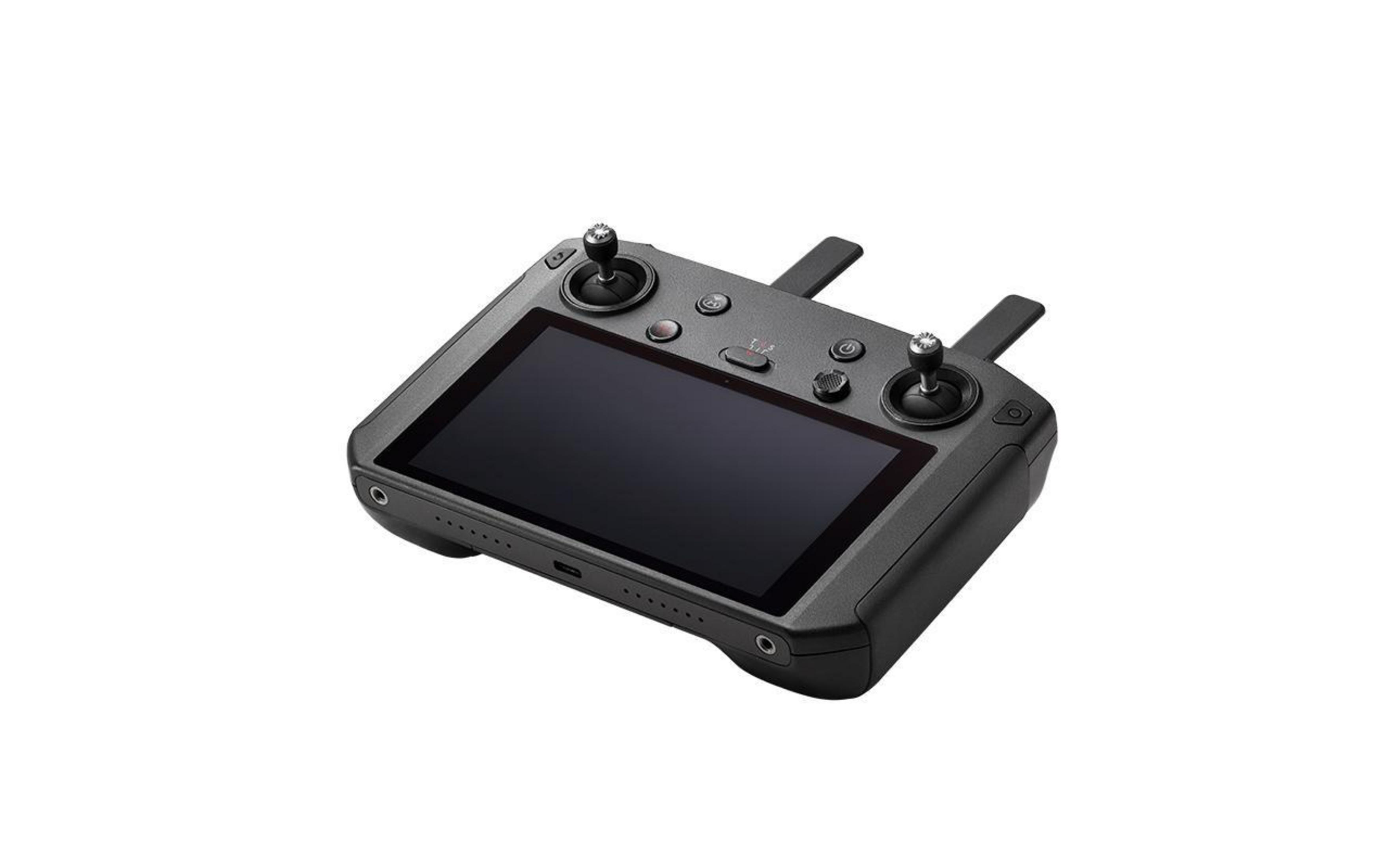 Eine schwarze Drohnenfernbedienung mit Bildschirm, Joysticks und Knöpfen auf weißem Hintergrund.