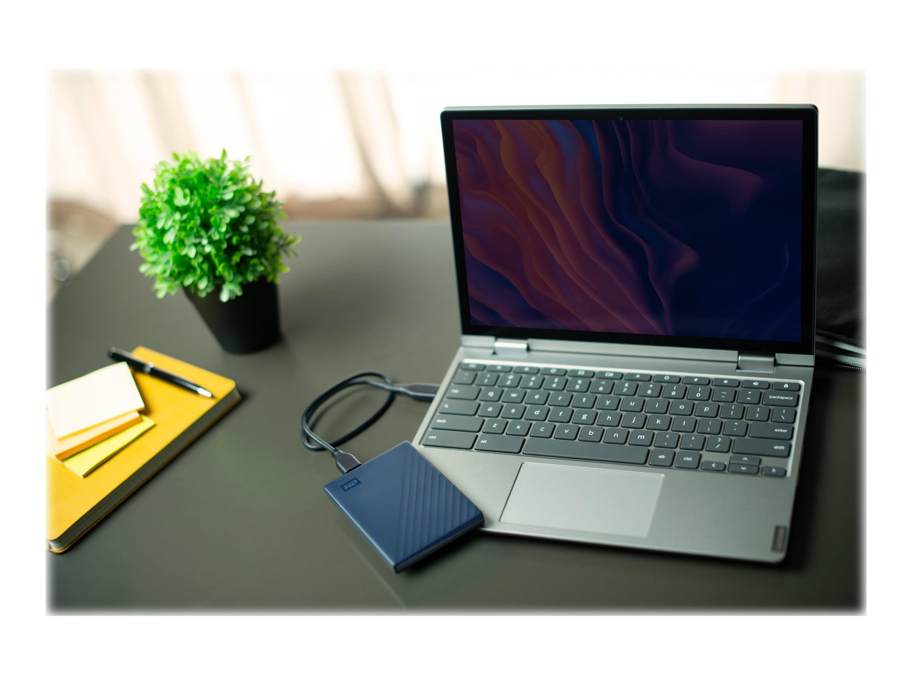 Szczoteczka do twarzy i pudełko. Kobieta na zdjęciu się uśmiecha. Białe i różowe kolory.