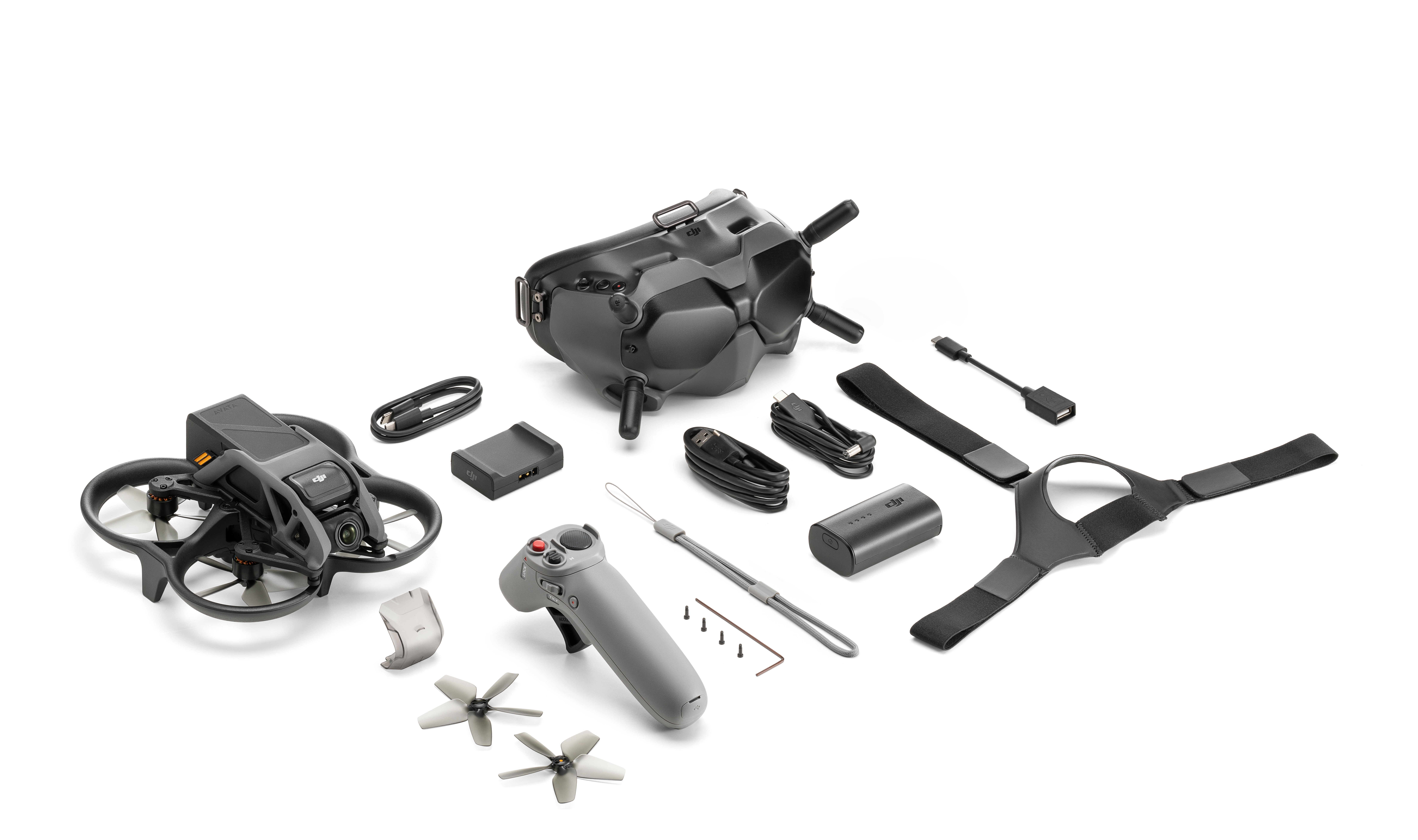 Dron y accesorios. Dron, controlador, gafas, batería, correas, cables y herramientas. Fondo blanco.