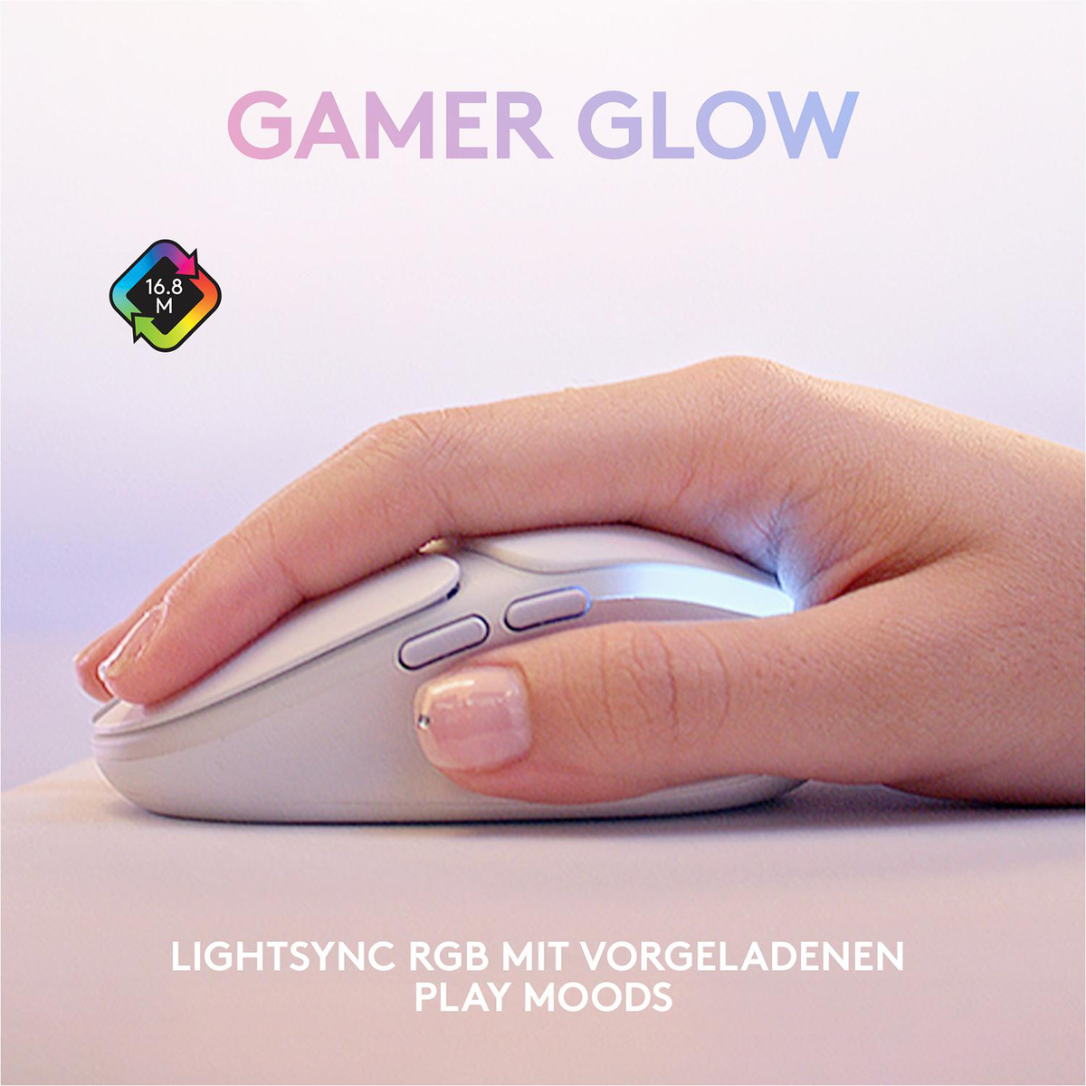 Dłoń trzymająca białą mysz, świecącą, z tekstem Gamer Glow i Lightsync RGB Play Moods.