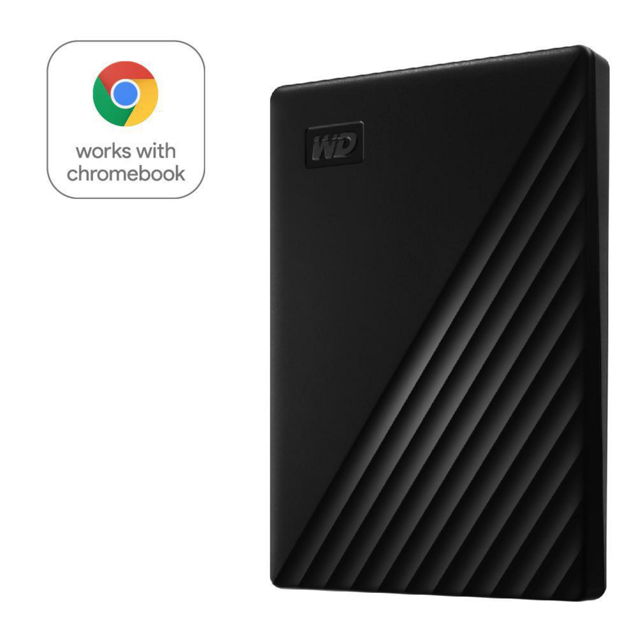 Un disco rigido portatile WD nero con il logo 'Works with Chromebook' sul lato.