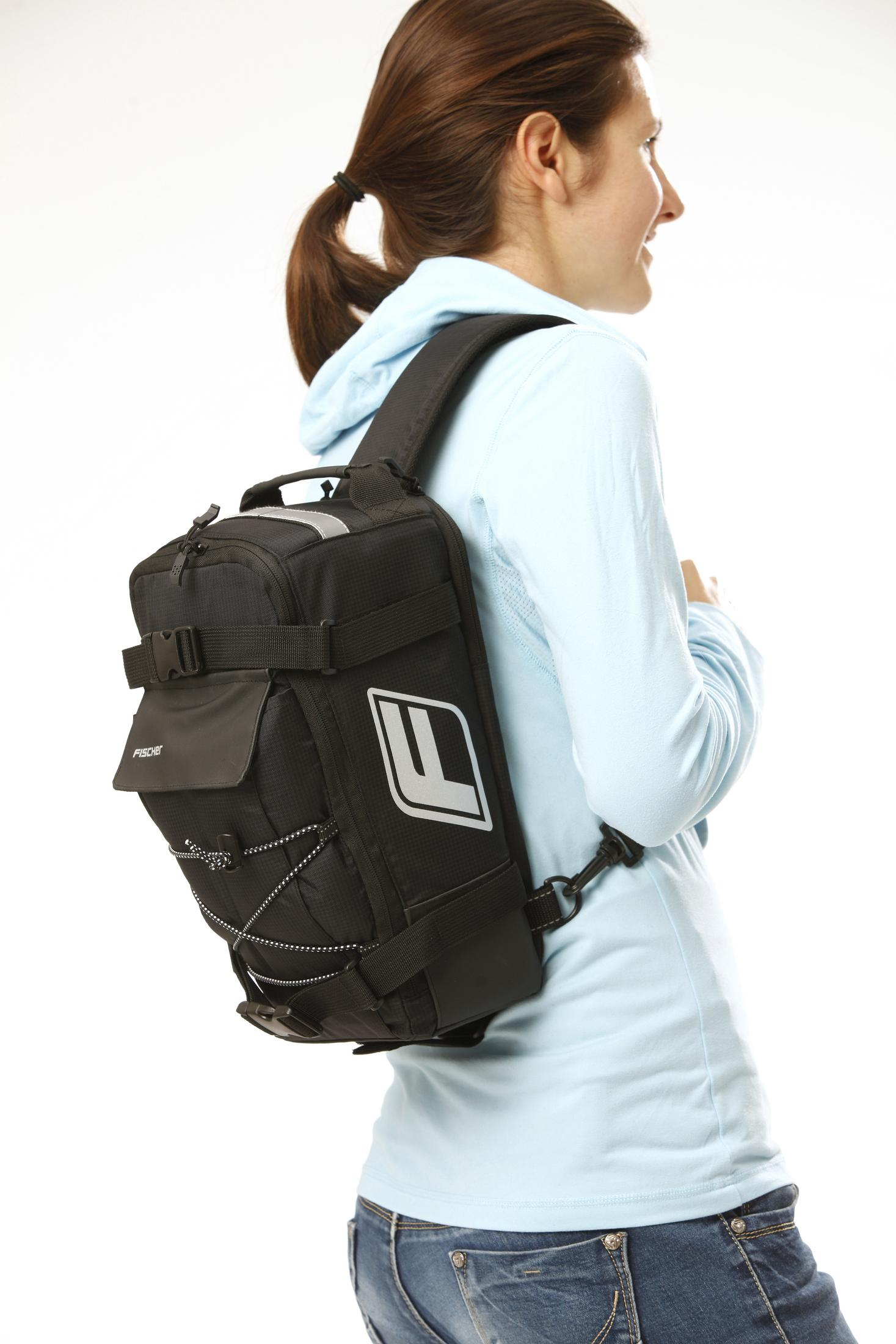 Una mujer con una mochila, con una bolsa negra en la espalda, logotipo blanco, sobre fondo blanco.