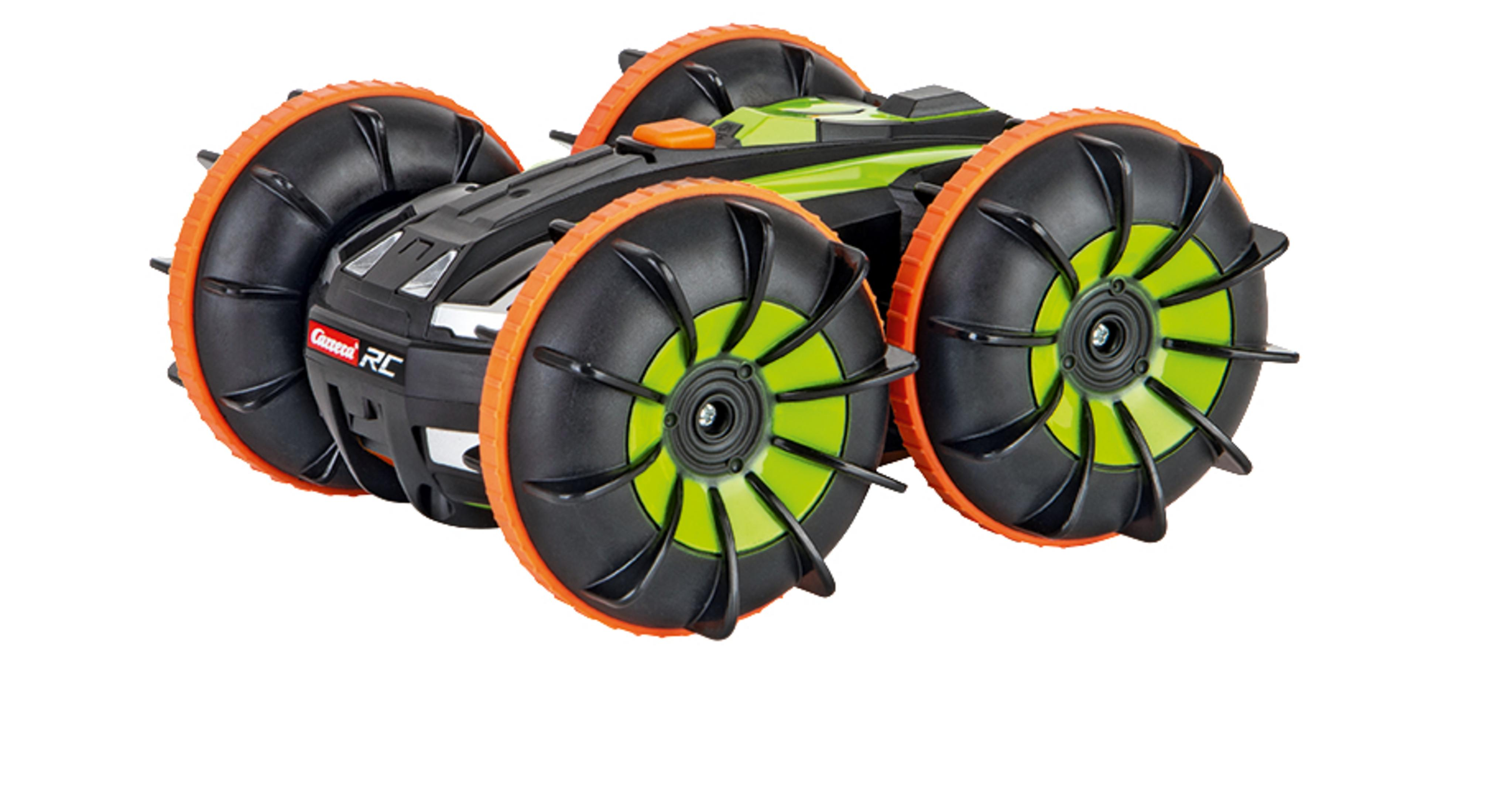 Ein schwarz-grünes ferngesteuertes Auto mit großen schwarz-orangenen Reifen.
