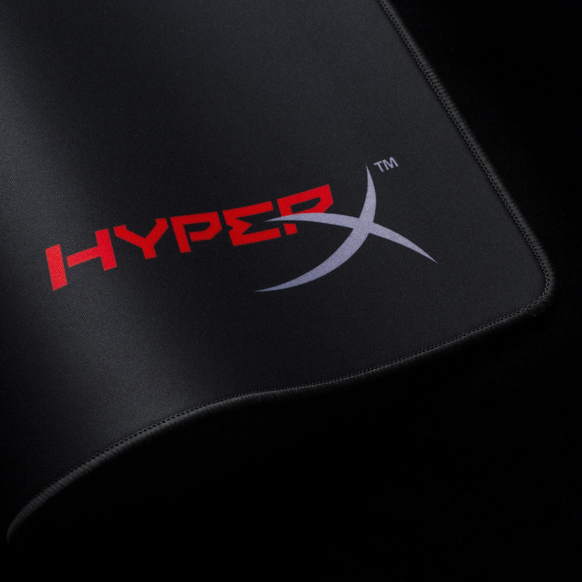 Czarna podkładka pod mysz HyperX z czerwonym logo w rogu, pokazująca logo i podkładkę.