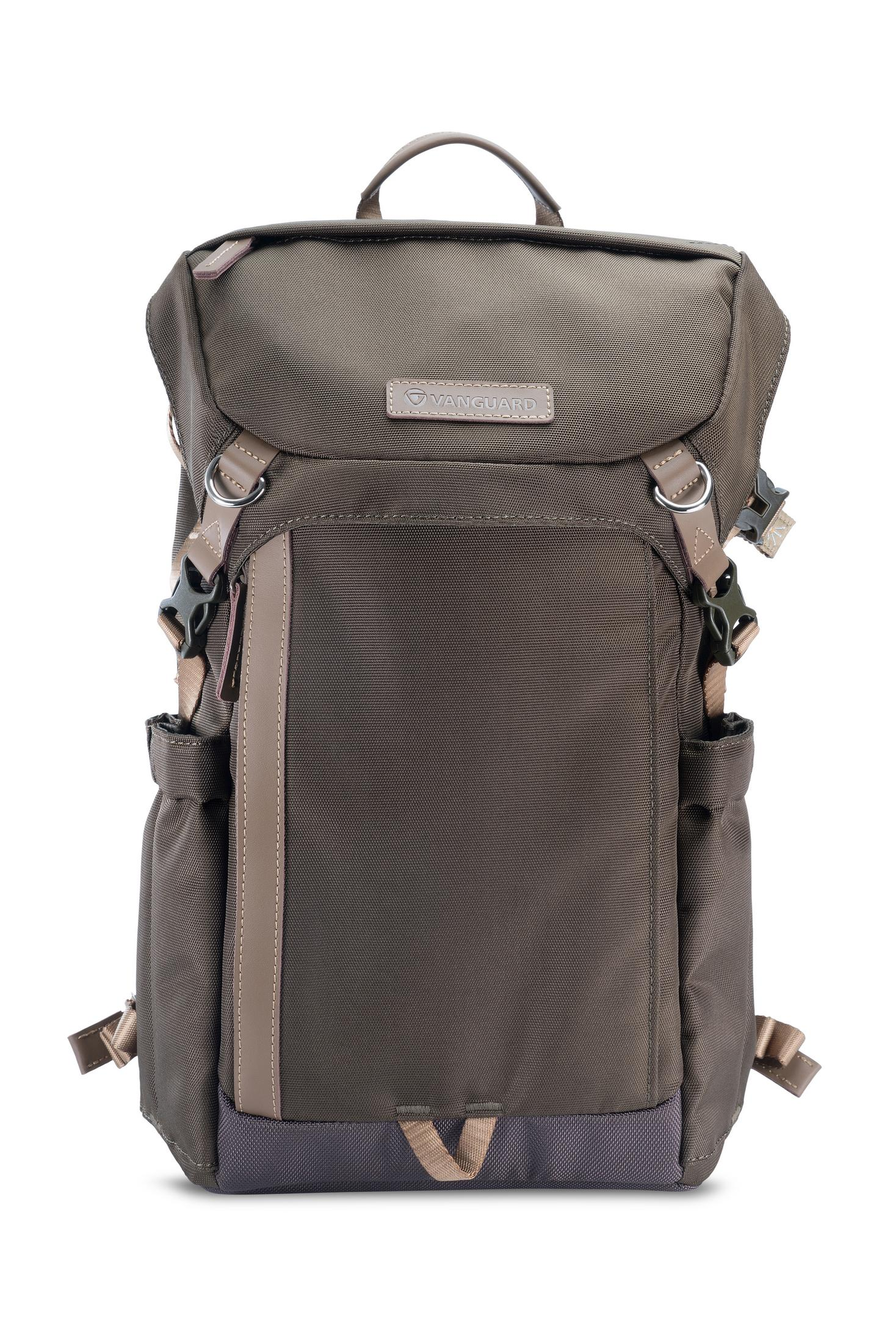 Ein olivgrüner Kamerarucksack mit Riemen und Taschen, vor weißem Hintergrund.