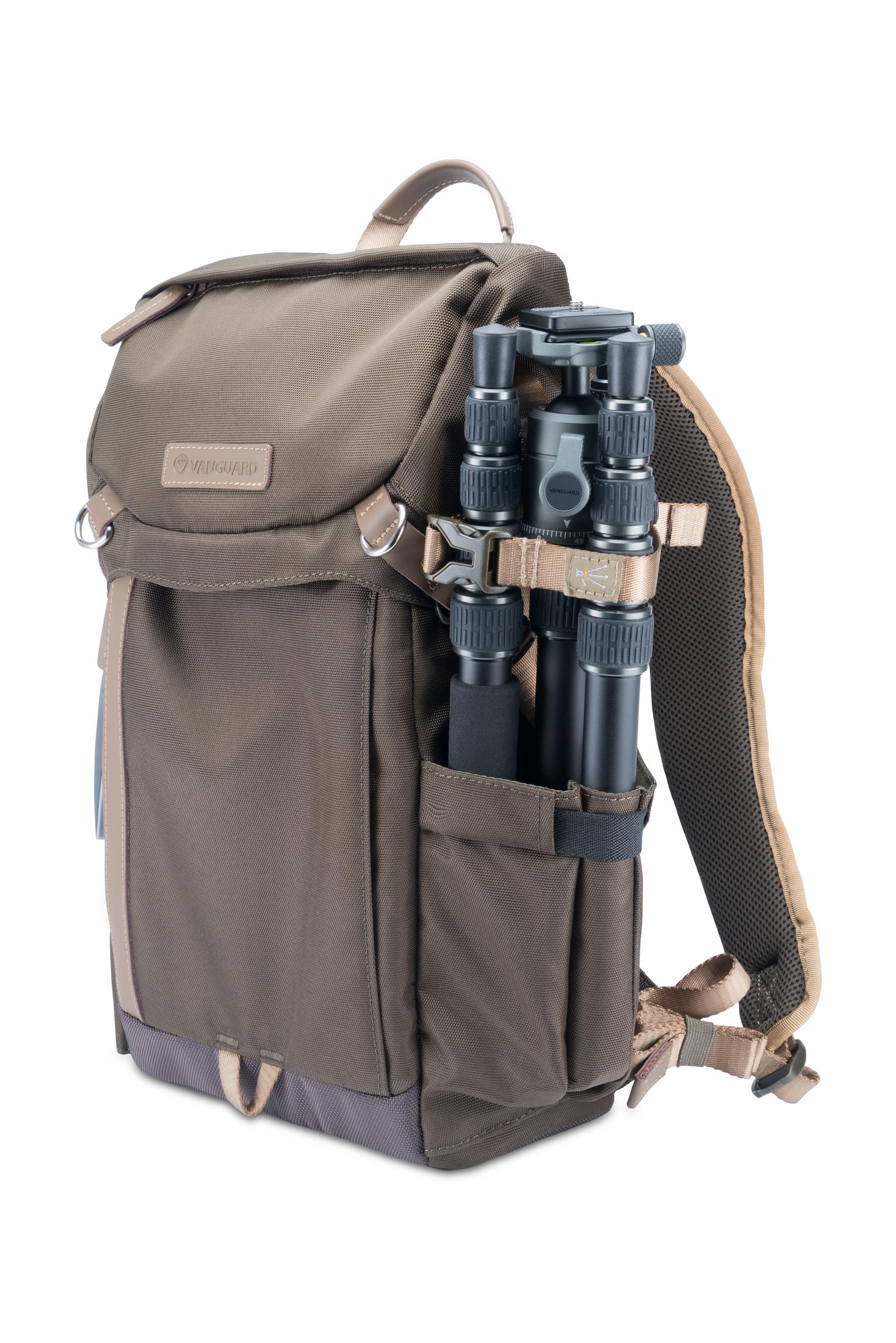 Ein brauner Rucksack mit einem Stativ an der Seite.