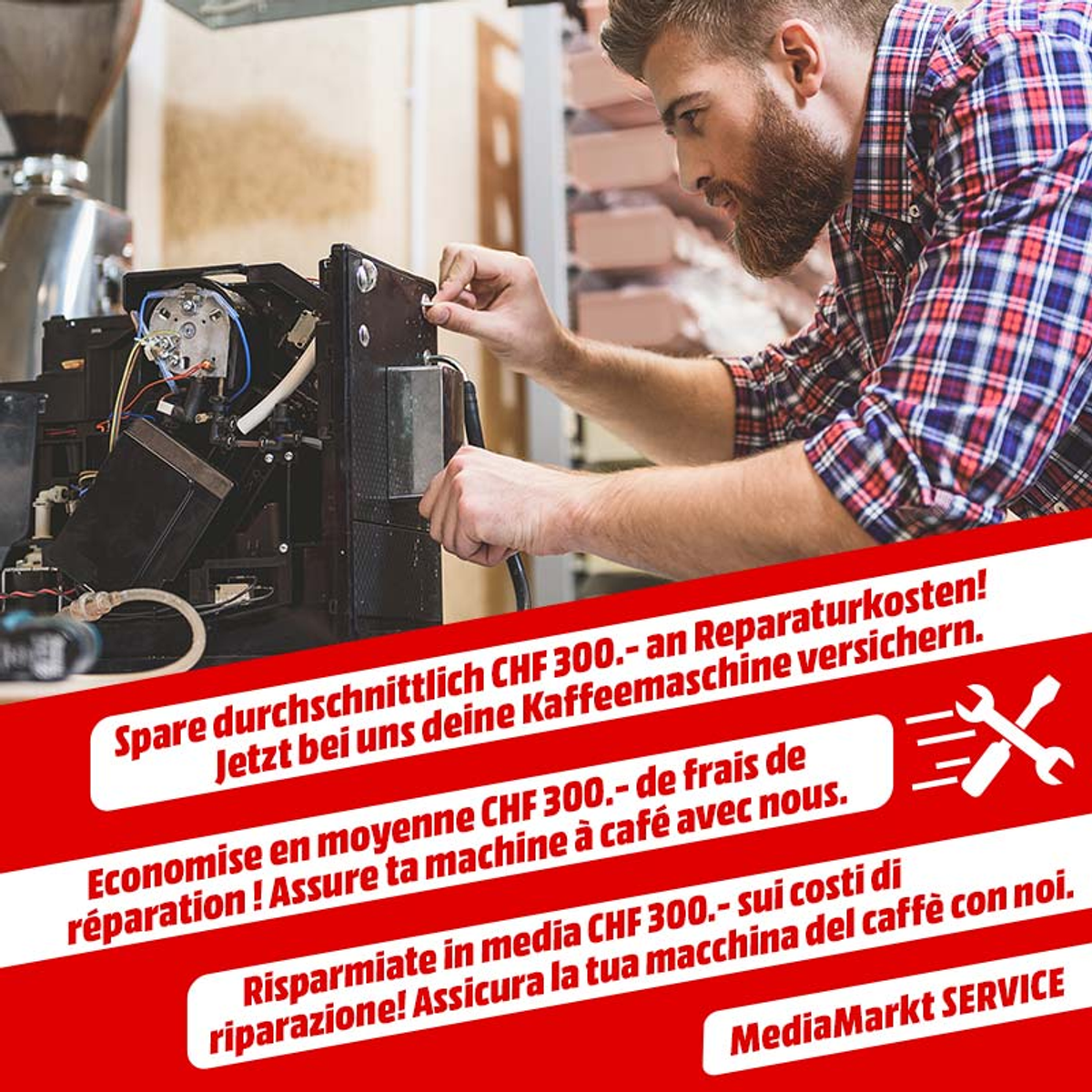 Person repariert Kaffeemaschine, MediaMarkt Service Werbung.