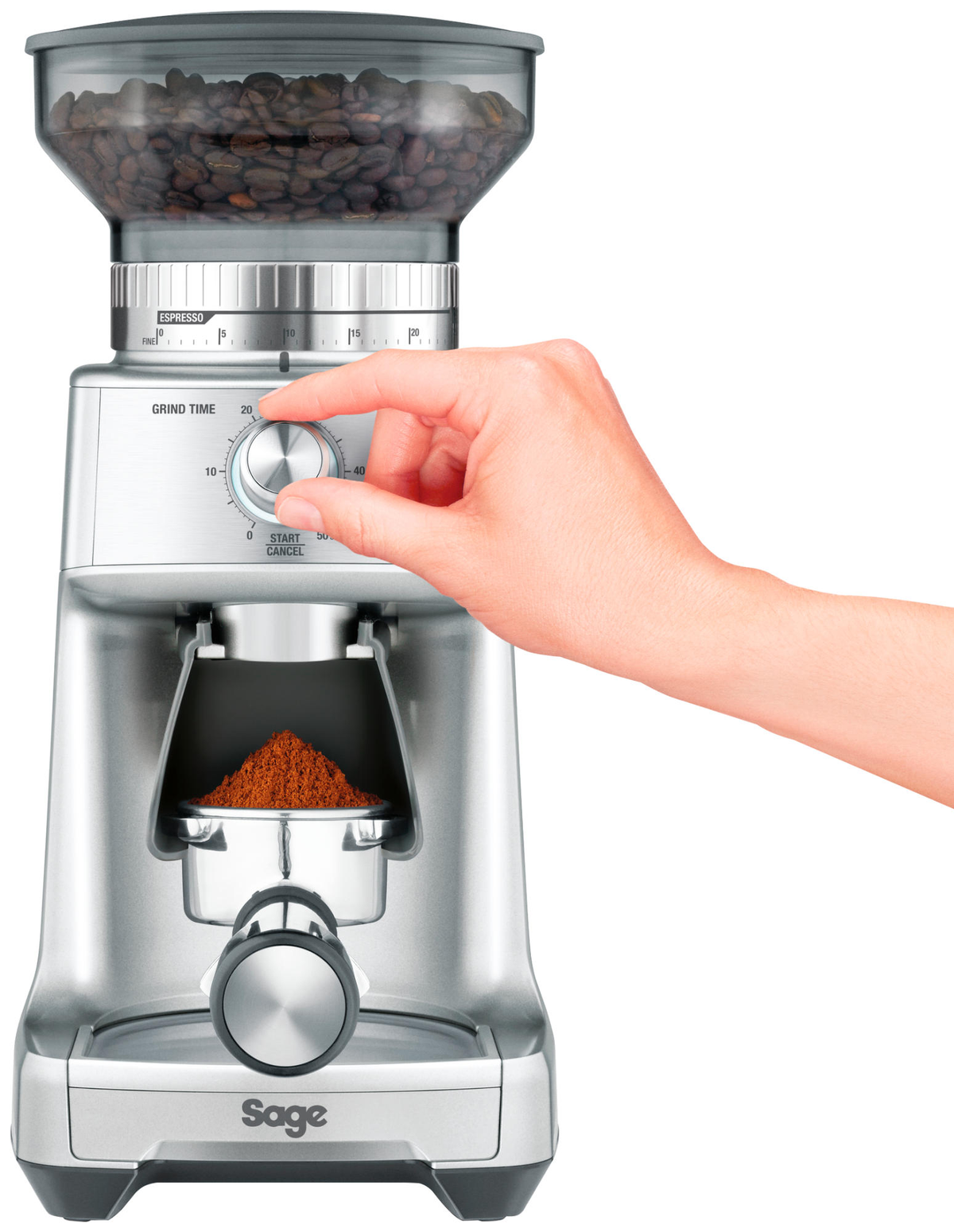 Una cafetera plateada con granos, un dial y una mano ajustando el tiempo de molienda.