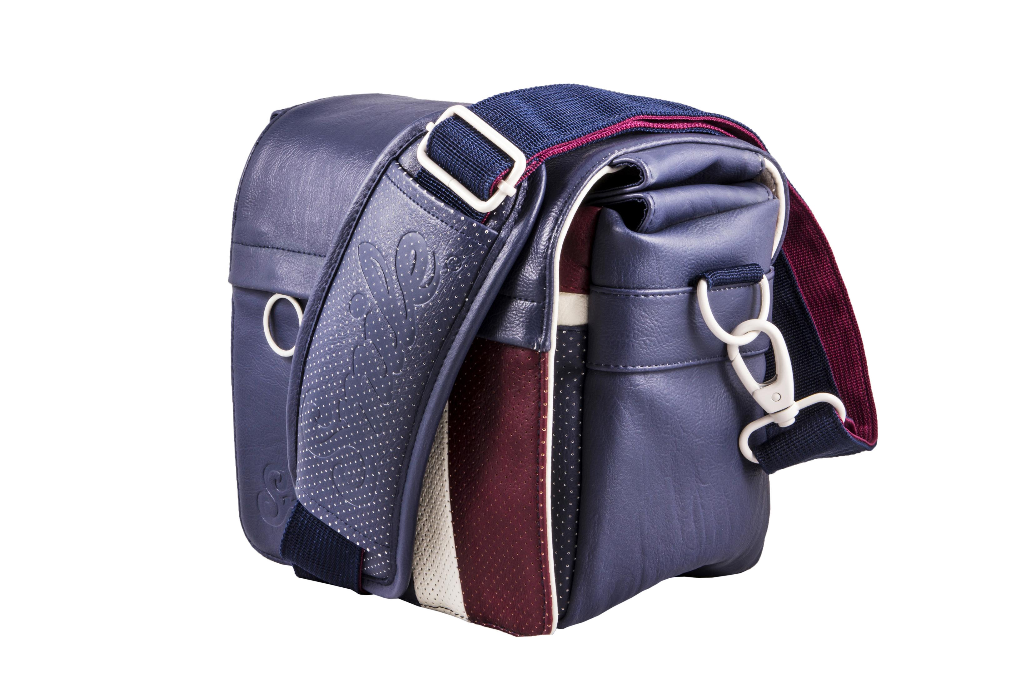 Eine blau-marinefarbene Kameratasche mit weißem Riemen. Die Tasche hat ein einzigartiges Design.