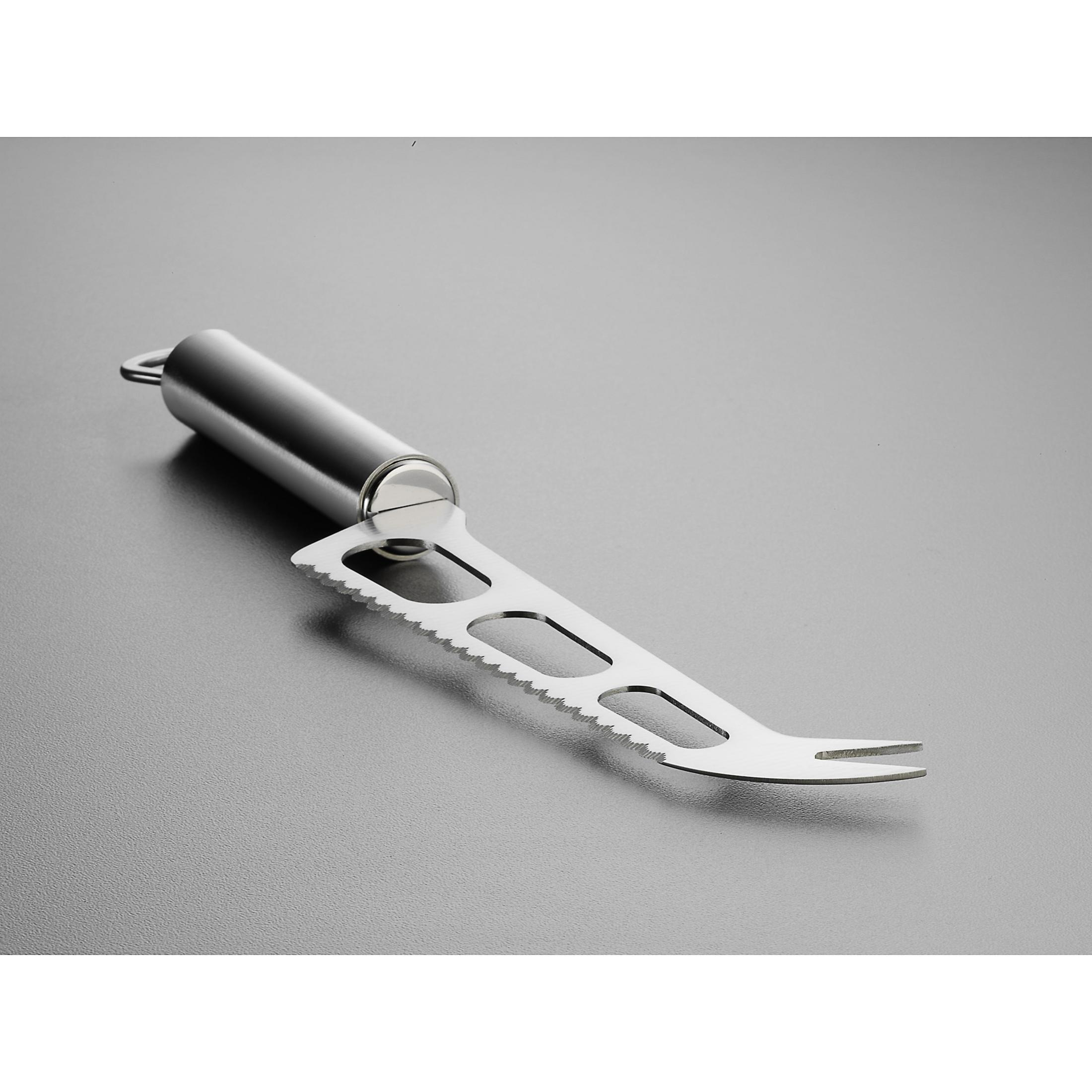 Srebrny nóż do sera z ząbkowanym ostrzem i hakiem. Znajduje się na szarym tle.