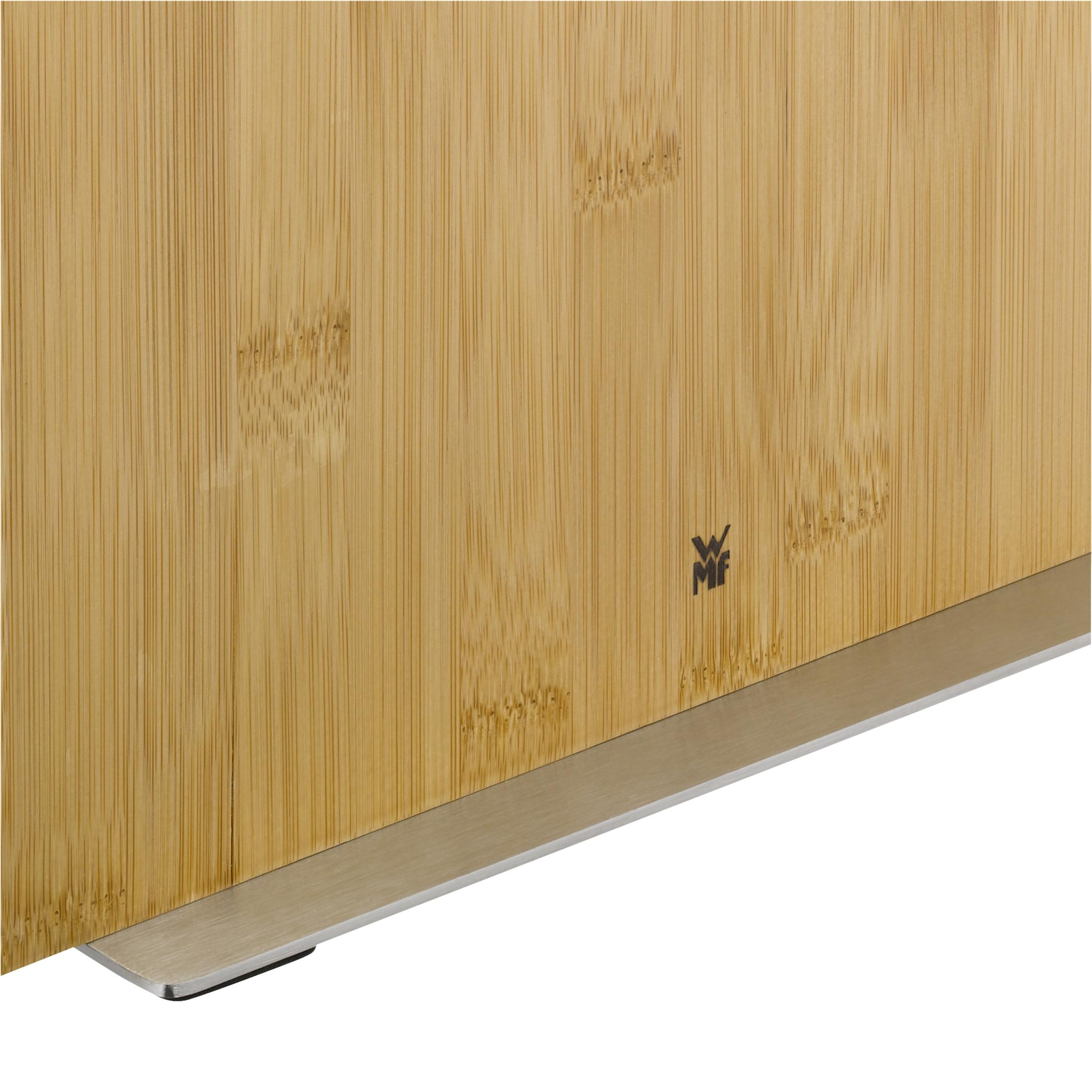 Planche à découper en bois avec bord en métal.
