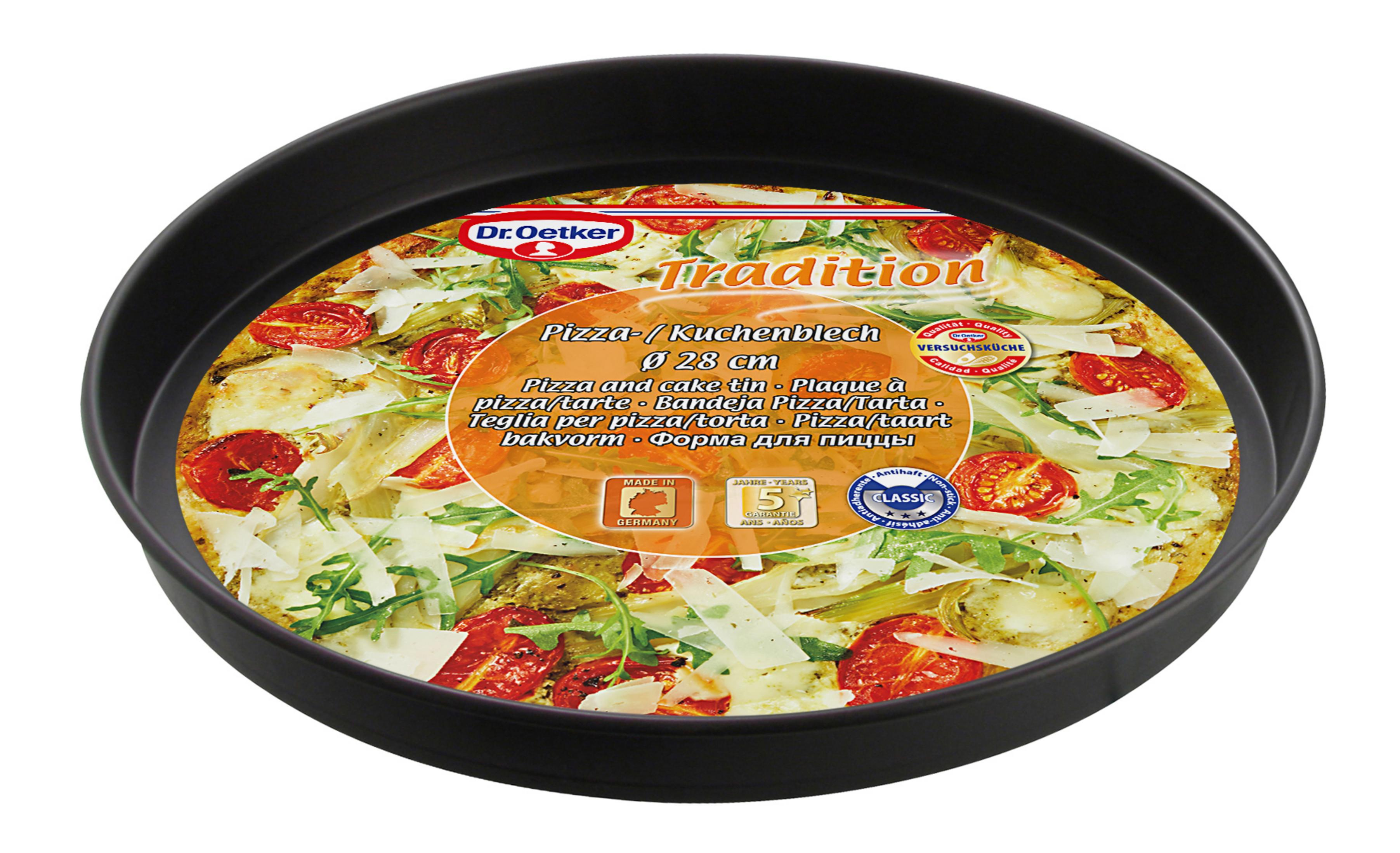 Pizza auf schwarzer Pizzapfanne, mit Belag und Etikett.