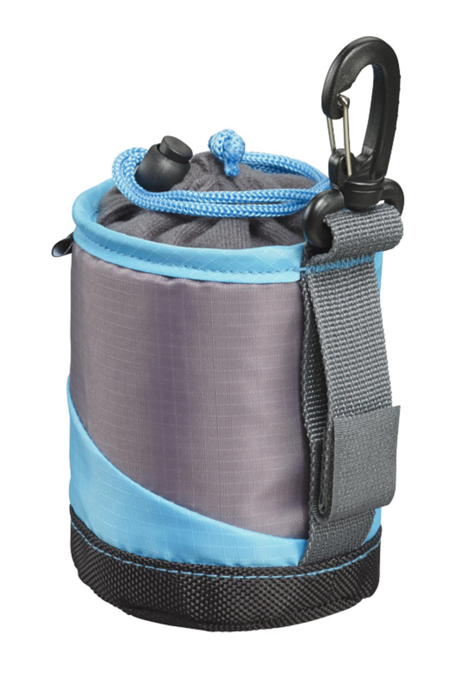 Eine kleine, zylindrische Hundeleckerli-Tasche. Sie ist grau mit blauem Akzent und schwarzem Clip.