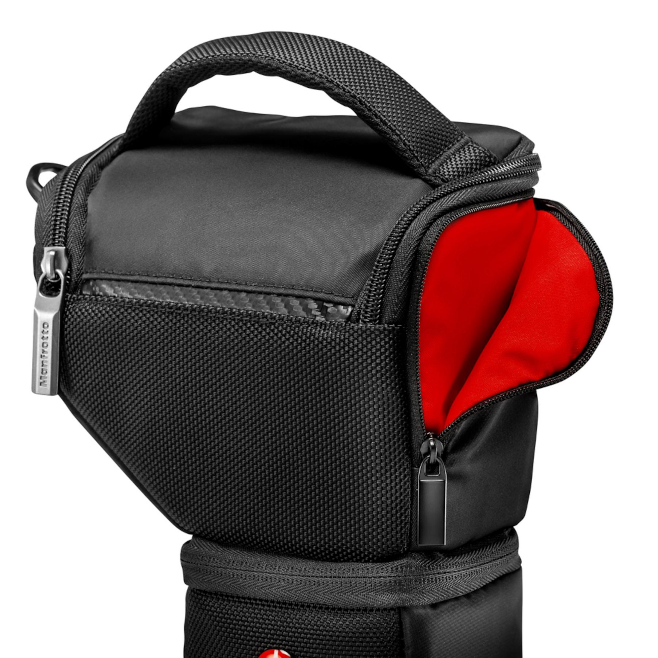 Zwarte cameratas met een rode binnenkant. Ritsen zichtbaar. Manfrotto logo.