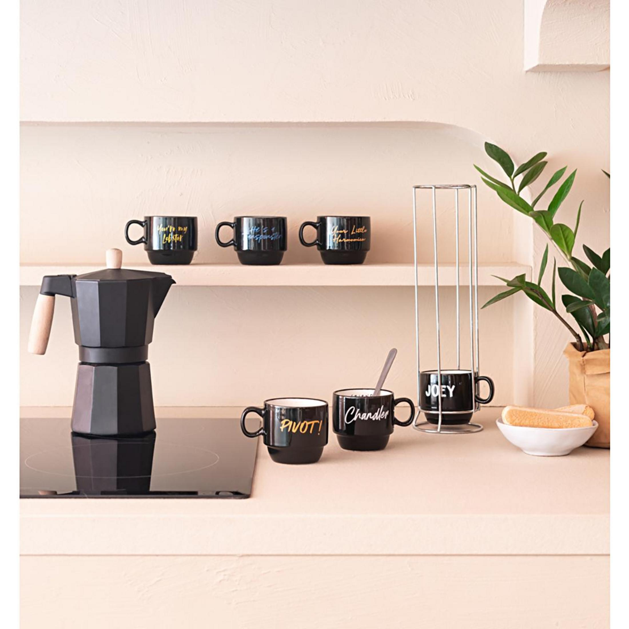 Küchentheke mit Kaffeetassen, Kaffeekanne und einer Pflanze.