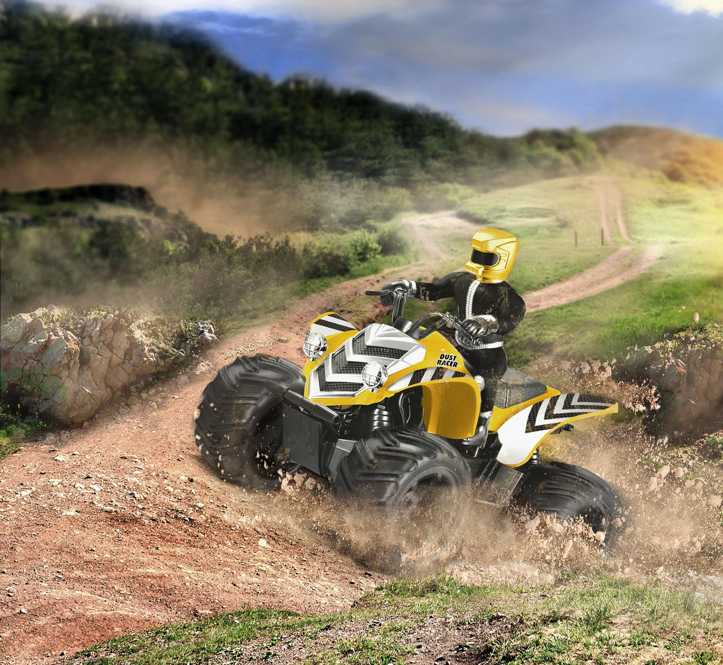 Gelb-schwarzes ATV-Rennen durch den Schlamm. Eine Figur mit Helm fährt das ATV. Der Hintergrund ist eine Rennstrecke.