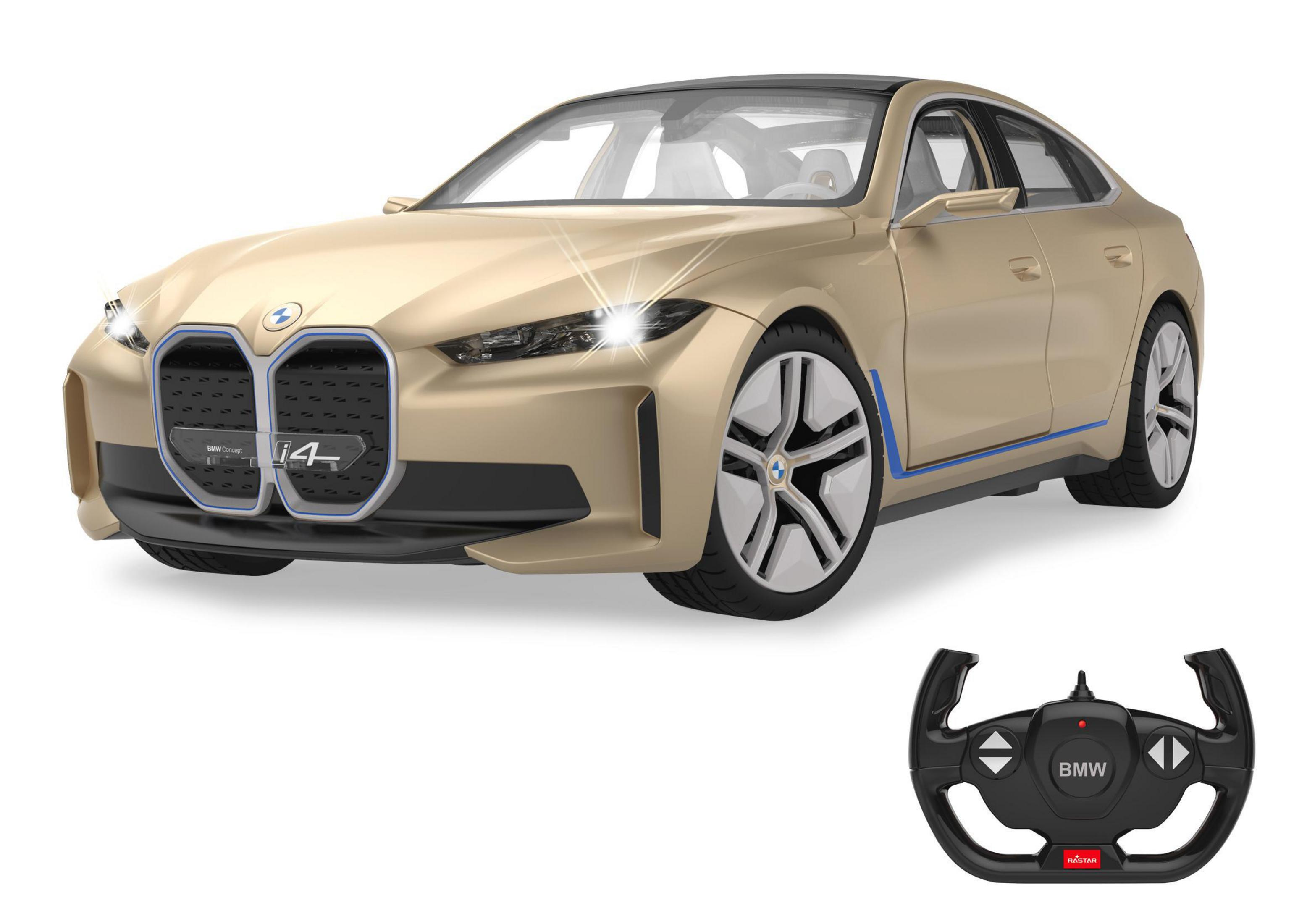 Ein goldfarbenes BMW i4 Modellauto mit Fernbedienung, vor weißem Hintergrund.