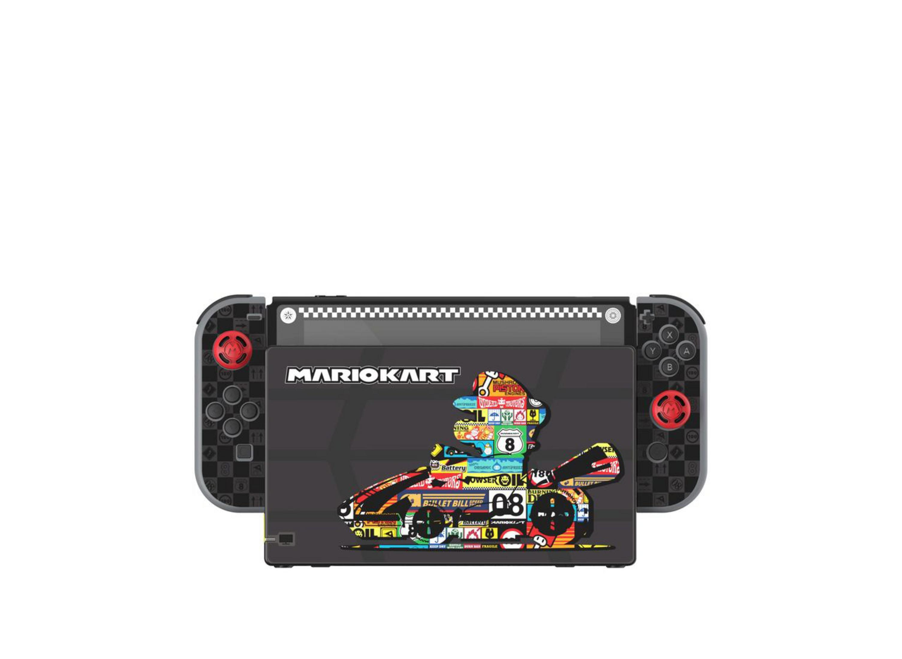Ein Nintendo Switch im Mario Kart-Design mit angeschlossenen Joy-Cons, die Rückseite zeigend. Das Dock zeigt ein Mario Kart-Bild.