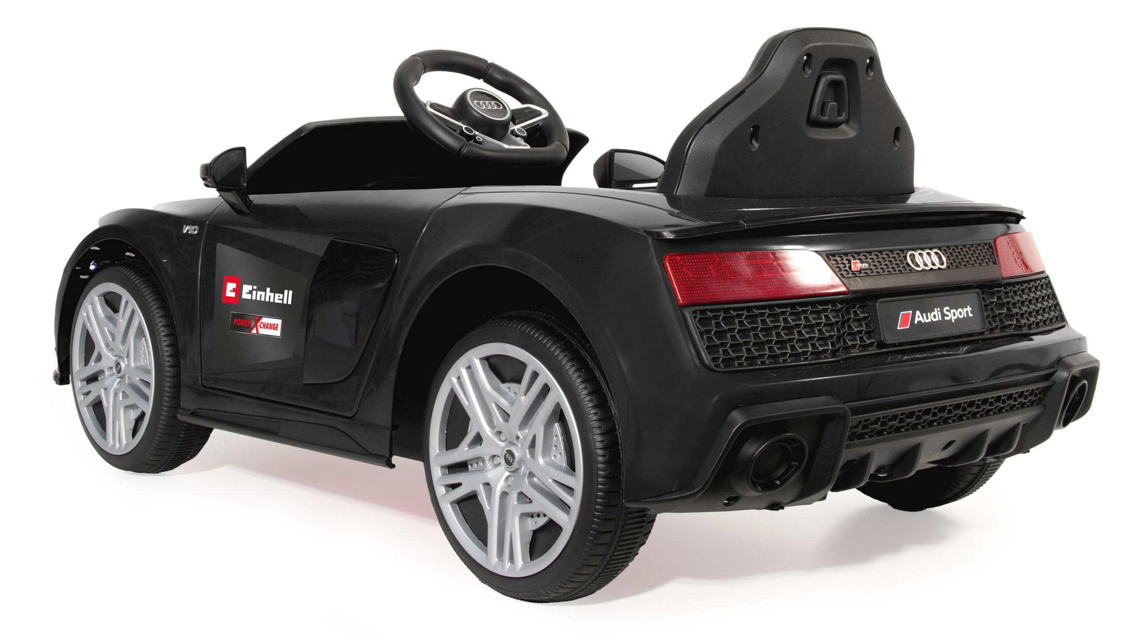 Ein schwarzes Audi Sport Spielzeugauto auf weißem Grund. Merkmale sind Räder und ein Spoiler.