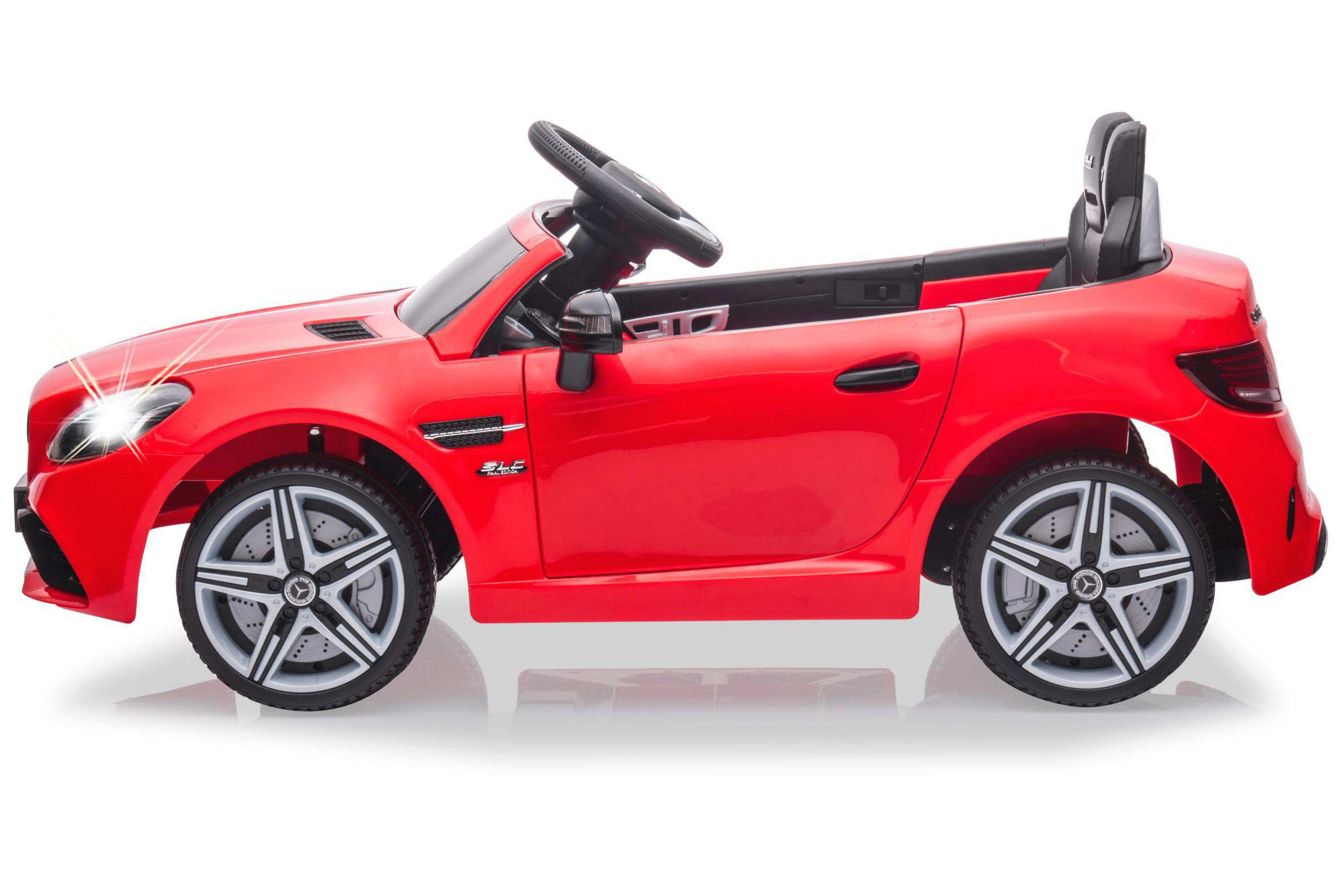 Ein rotes Spielzeugauto mit schwarzem Innenraum, weißen Rädern und eingeschalteten Scheinwerfern.